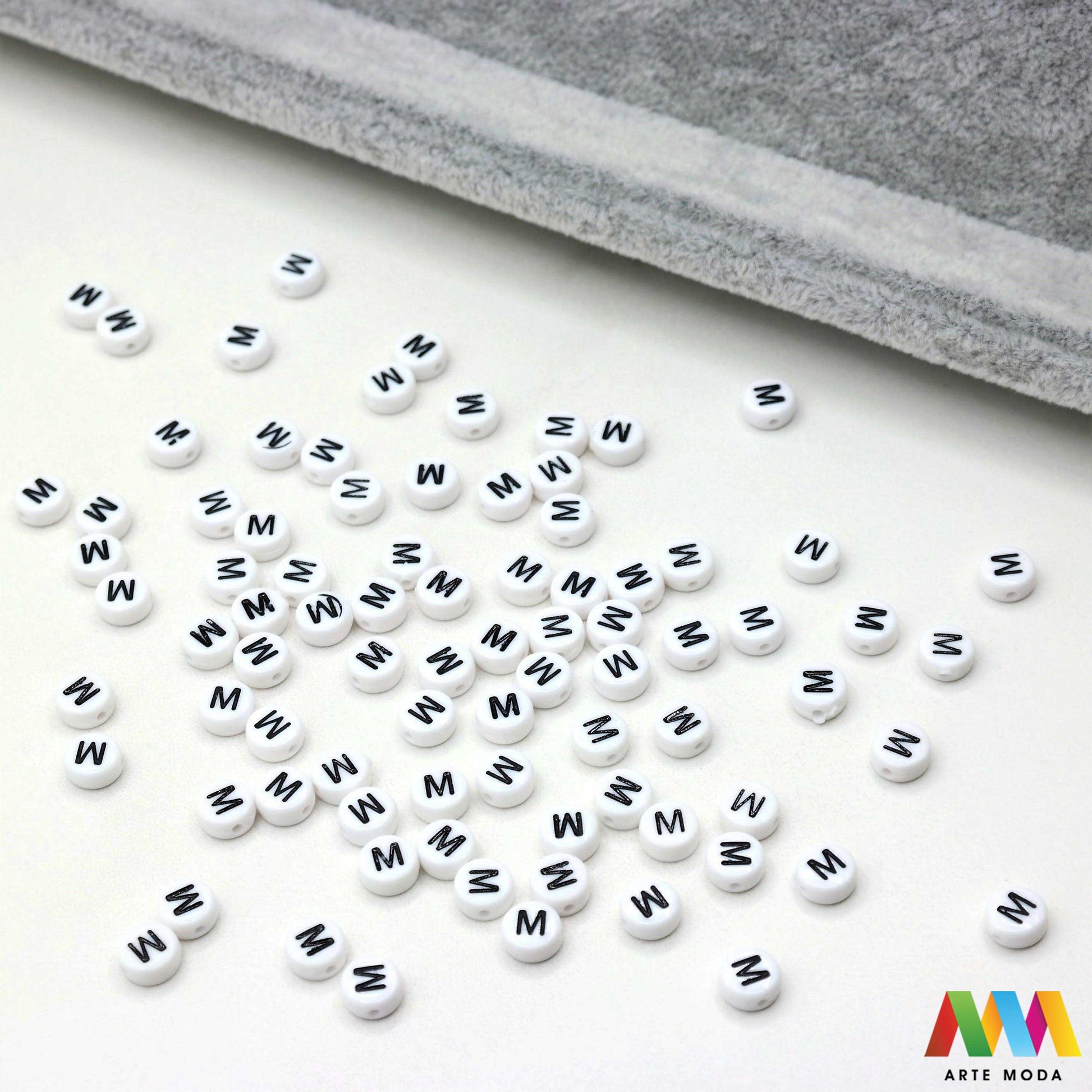 slova brojevi plastične nizanje imenom narukvice prijateljstva dječji nakit personalizirani kockaste perle okrugle abeceda DIY ručni rad izrada mix mješana Stvorite personalizirani nakit s našim plastičnim slovima i brojevima Perle u obliku kocki i krugova idealne su za izradu narukvica s imenom i porukama Lagane su šarene i savršene za dječji nakit i narukvice prijateljstva Lako nizanje za maksimalnu uradi sam zabavu arte moda repromaterijal