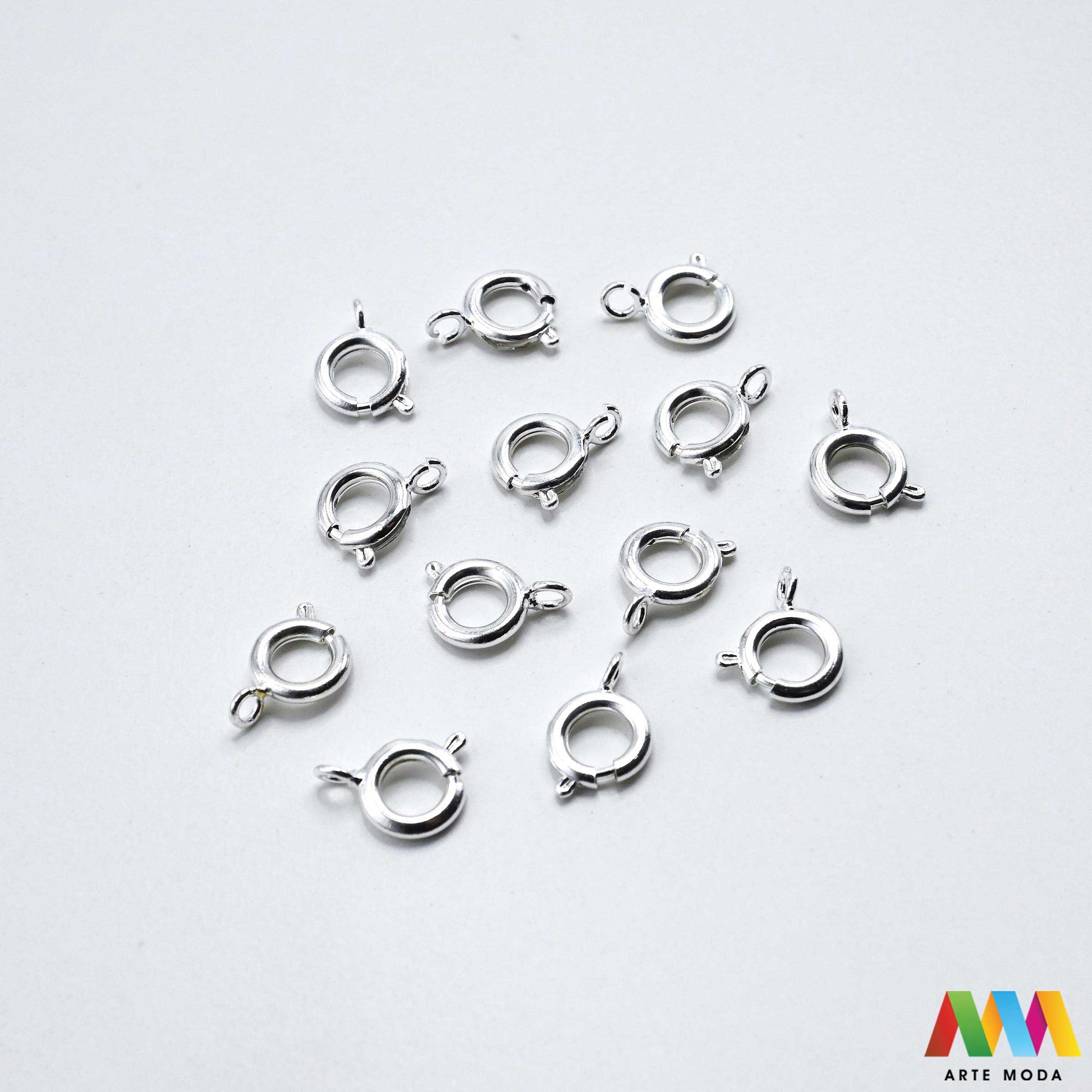 kopče metalne karabiner togl magnet kukice narukvice ogrlice zatvarači nakit DIY metalni pribor spajanje nakita srebrne zlatne karabin magnetne završne kopča narukvica ogrlica Osigurajte svoj nakit Metalne kopče su esencijalne za sigurno završavanje ogrlica i narukvica Birajte između karabin kopči pouzdanost magnetnih kopči lakoća i togl kopči stil Kvalitetni zatvarači u raznim bojama temelj svakog uradi sam nakit projekta arte moda repromaterijal