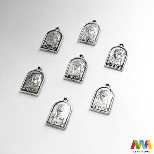 metalni sakralni privjesci krunice jednom rupom vjerski izrada krunica sakralni nakit molitvene narukvice kršćanski medaljice DIY religiozni uradi sam križevi Majka Božja Međugorska sakralne predmete metalnim privjescima jednu rupu nizanje na lančić konac žicu izradu krunica molitvenih narukvica drugih vjerskih suvenira te brojanica ogrlica dodatak za privjeske za ključeve torbe Izrađeni su od metala jedinstven vjerski predmet poklon Neka vaša vjera inspirira vašu kreativnost arte moda repromaterijal
