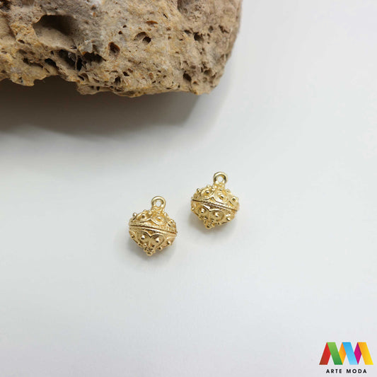 šibenik hrvatski dugme toka suvenir tradicionalni dalmacija tradicija filigran nakit baština hrvatska metal naušnice prstenje ogrlice privjesci tradicijski dalmatinski originalni Šibenski botun puce je najoriginalniji hrvatski suvenir i simbol dalmatinske baštine tradicionalni nakit izrađen je tehnikom filigrana fine obrade metala karakterističan prozračan i elegantan izgled Izradite naušnice prstenje ili privjeske i ponesite komadić povijesti i elegancije Bezvremenski klasik arte moda repromaterijal