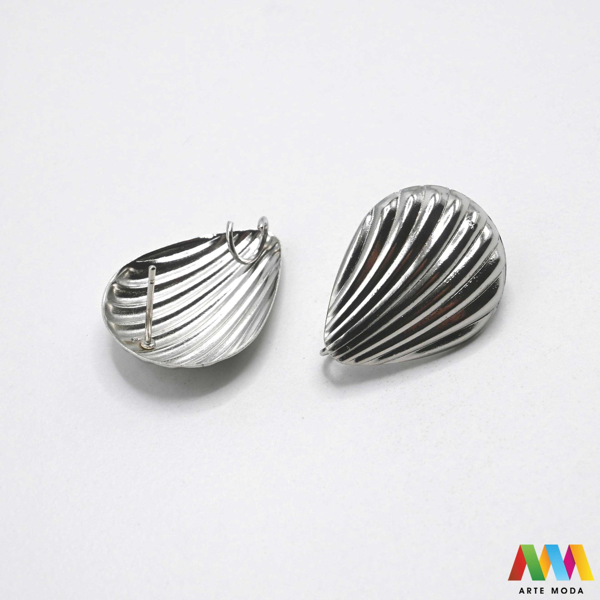 naušnice iglice uši visilice osnove elementi DIY klipse srebrne zlatne repromaterijal metalne metalni ringovi okrugle Pretvorite svoje ideje u stvarnost od samog početka Naše metalne baze za izradu naušnica pružaju savršenu osnovu za svaki stil od minimalističkih iglica na šaraf do upečatljivih visećih modela Bilo da lijepite elemente od polimerne gline ili slažete raskošne perle ove baze pružit će vašem uradi sam nakitu sigurnost stabilnost i besprijekoran profesionalan završetak arte moda repromaterijal