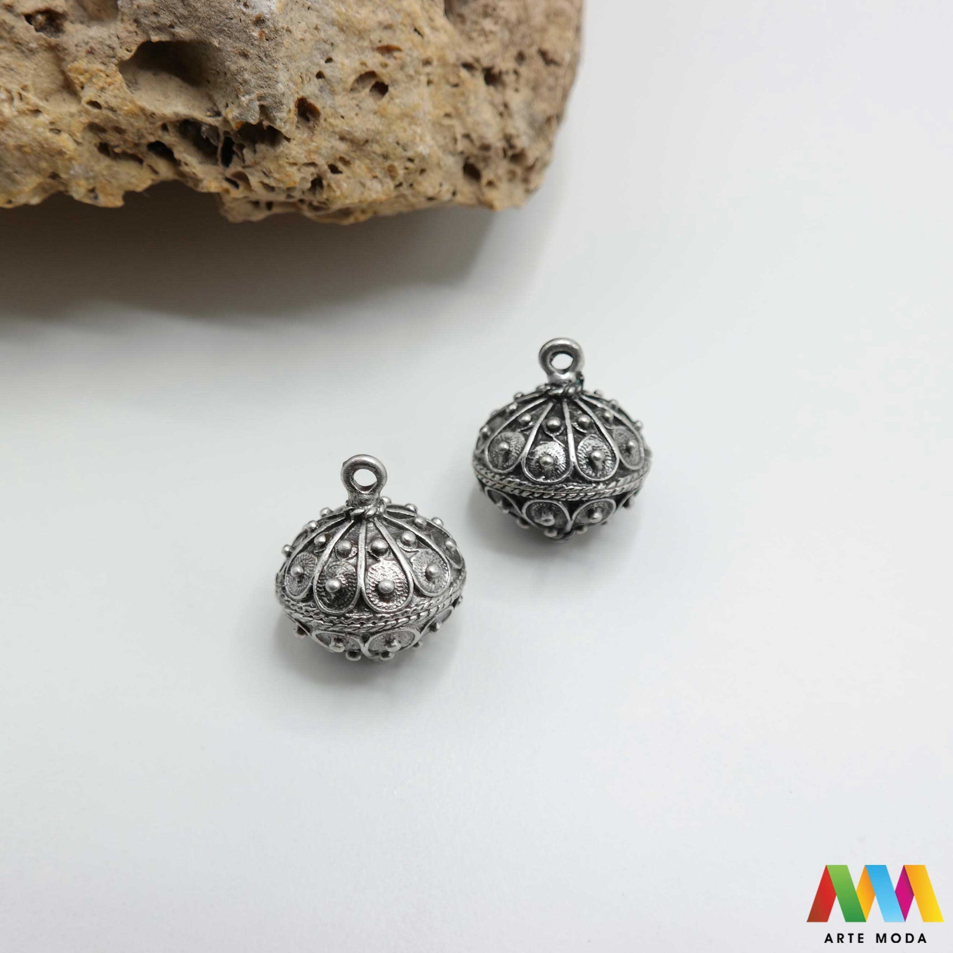 šibenik hrvatski dugme toka suvenir tradicionalni dalmacija tradicija filigran nakit baština hrvatska metal naušnice prstenje ogrlice privjesci tradicijski dalmatinski originalni Šibenski botun puce je najoriginalniji hrvatski suvenir i simbol dalmatinske baštine tradicionalni nakit izrađen je tehnikom filigrana fine obrade metala karakterističan prozračan i elegantan izgled Izradite naušnice prstenje ili privjeske i ponesite komadić povijesti i elegancije Bezvremenski klasik arte moda repromaterijal