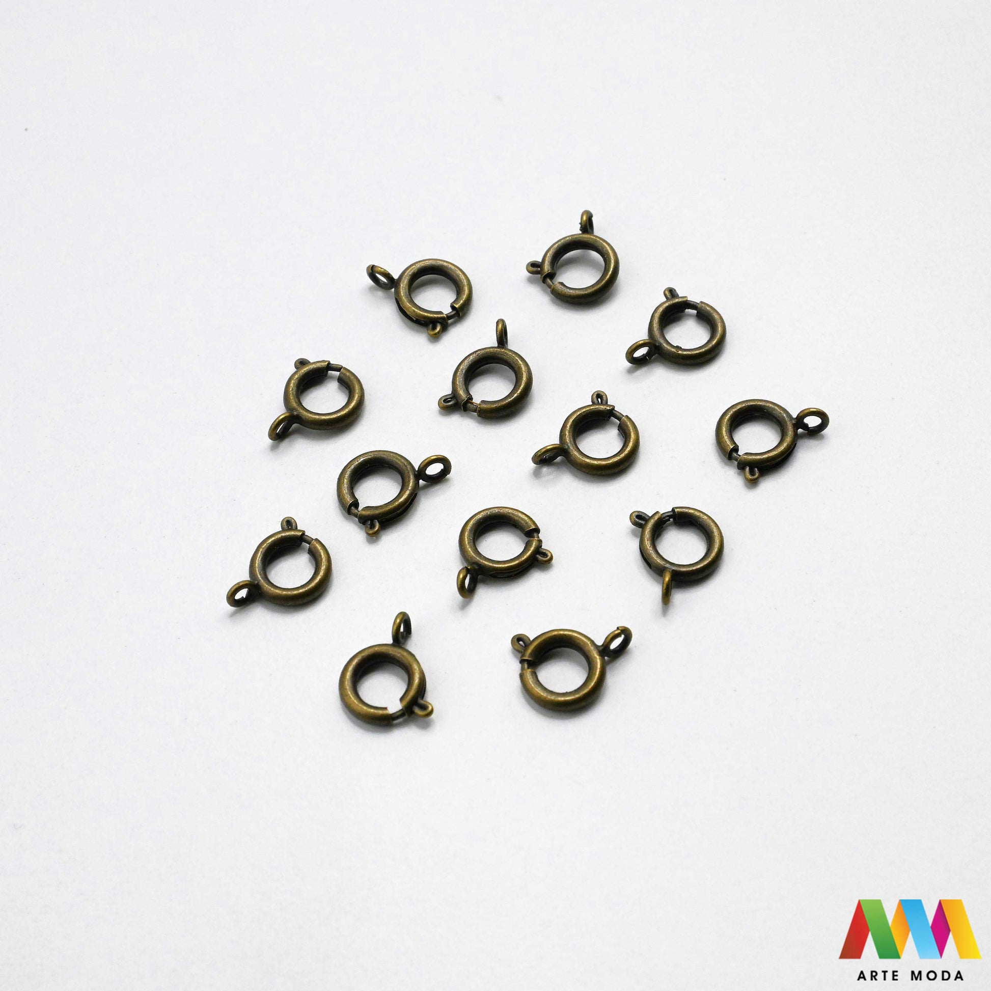 kopče metalne karabiner togl magnet kukice narukvice ogrlice zatvarači nakit DIY metalni pribor spajanje nakita srebrne zlatne karabin magnetne završne kopča narukvica ogrlica Osigurajte svoj nakit Metalne kopče su esencijalne za sigurno završavanje ogrlica i narukvica Birajte između karabin kopči pouzdanost magnetnih kopči lakoća i togl kopči stil Kvalitetni zatvarači u raznim bojama temelj svakog uradi sam nakit projekta arte moda repromaterijal
