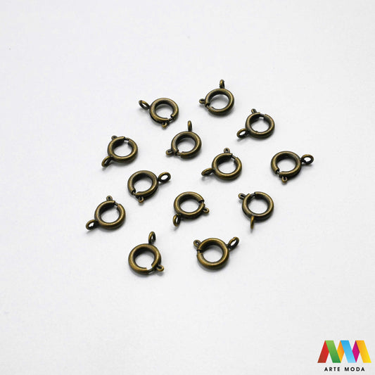 kopče metalne karabiner togl magnet kukice narukvice ogrlice zatvarači nakit DIY metalni pribor spajanje nakita srebrne zlatne karabin magnetne završne kopča narukvica ogrlica Osigurajte svoj nakit Metalne kopče su esencijalne za sigurno završavanje ogrlica i narukvica Birajte između karabin kopči pouzdanost magnetnih kopči lakoća i togl kopči stil Kvalitetni zatvarači u raznim bojama temelj svakog uradi sam nakit projekta arte moda repromaterijal