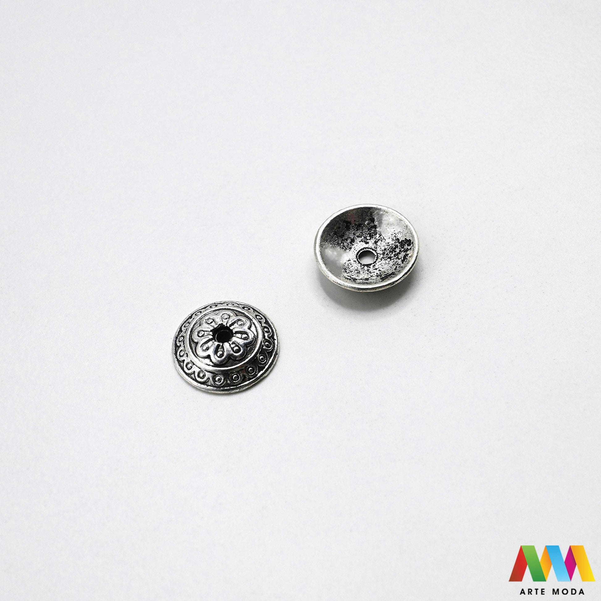 Luksuzne metalne filigranske ljevane kapice za perle u srebrnoj zlatnoj i brončanoj boji izložene Prikazane su čvrste i detaljno lijevane ornamentne kapice krunice i zvonoliki ukrasi koji obujmljuju okrugle staklene drvene i kamene perle pri izradi nakita Vrhunski metalni repromaterijal i masivniji dekorativni razdjelnici s preciznim rupama za nizanje namijenjeni za izradu unikatnih ogrlica narukvica i visećih naušnica u DIY radionicama za ručnu izradu modnog i vintage nakita arte moda repromaterijali