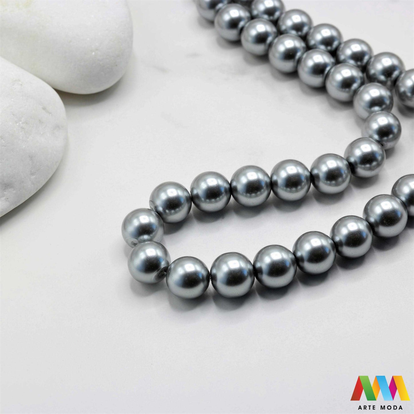 stakleni biseri niz staklo biser perle biserne zrna zrno perla staklene imitacija bisera sedefaste vjenčani nakit klasični DIY ogrlice bijeli u boji bisernim sjajem izrada nakita umjetni Za klasičnu eleganciju birajte staklene bisere imitacija bisera ima visok sedefasti sjaj i savršeno je glatka Idealni su za izradu vjenčanog nakita bezvremenskih ogrlica i narukvica raznim veličinama i bojama ovi biseri unose dašak luksuza u svaki uradi sam projekt Počnite nizati svoju eleganciju arte moda repromaterijal