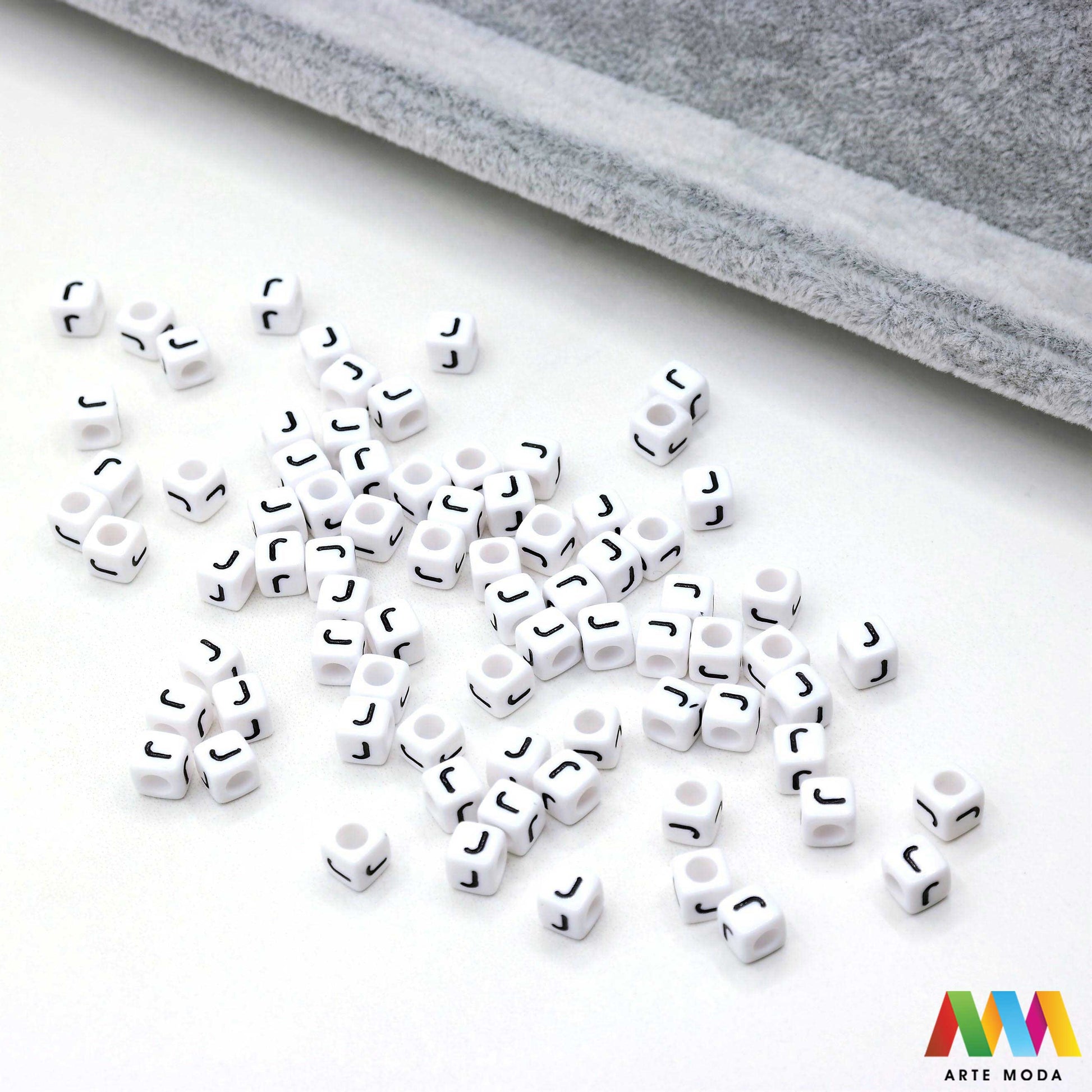 slova brojevi plastične nizanje imenom narukvice prijateljstva dječji nakit personalizirani kockaste perle okrugle abeceda DIY ručni rad izrada mix mješana Stvorite personalizirani nakit s našim plastičnim slovima i brojevima Perle u obliku kocki i krugova idealne su za izradu narukvica s imenom i porukama Lagane su šarene i savršene za dječji nakit i narukvice prijateljstva Lako nizanje za maksimalnu uradi sam zabavu arte moda repromaterijal