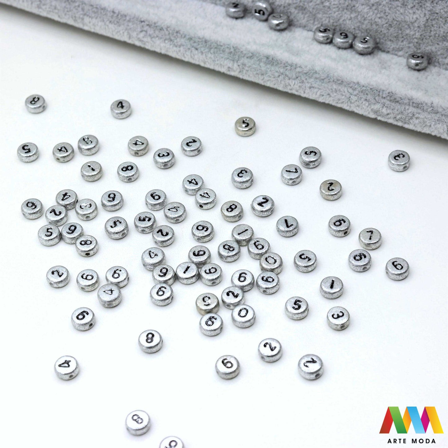 slova brojevi plastične nizanje imenom narukvice prijateljstva dječji nakit personalizirani kockaste perle okrugle abeceda DIY ručni rad izrada mix mješana Stvorite personalizirani nakit s našim plastičnim slovima i brojevima Perle u obliku kocki i krugova idealne su za izradu narukvica s imenom i porukama Lagane su šarene i savršene za dječji nakit i narukvice prijateljstva Lako nizanje za maksimalnu uradi sam zabavu arte moda repromaterijal