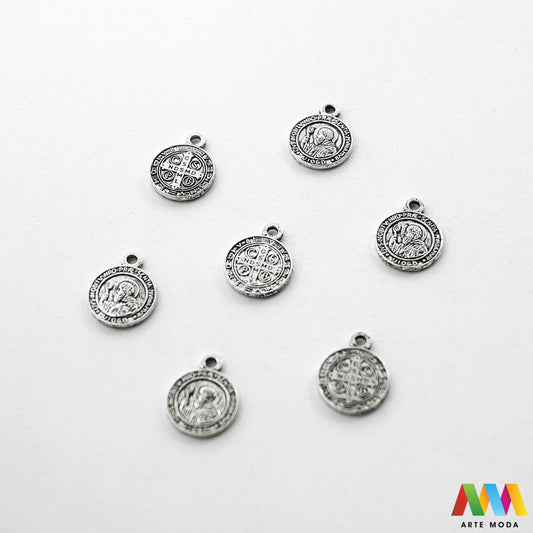 metalni sakralni privjesci krunice jednom rupom vjerski izrada krunica sakralni nakit molitvene narukvice kršćanski medaljice DIY religiozni uradi sam križevi sv Benedikt sakralne predmete metalnim privjescima jednu rupu nizanje na lančić konac žicu izradu krunica molitvenih narukvica drugih vjerskih suvenira te brojanica ogrlica dodatak za privjeske za ključeve torbe Izrađeni su od metala jedinstven vjerski predmet poklon Neka vaša vjera inspirira vašu kreativnost arte moda repromaterijal
