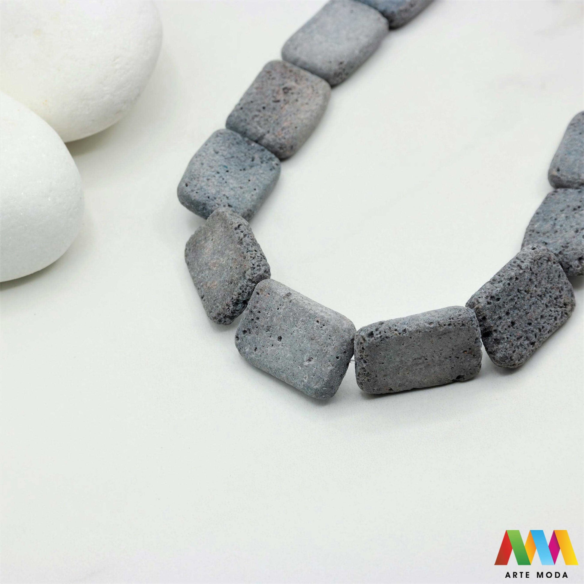 lava kamen vulkanska perle poludragi prirodni mat eterična ulja aromaterapija nakit izrada DIY repromaterijal mineral kristal narukvica ogrlica Tražite jedinstveni materijal za nakit Vulkanska lava je poludragi kamen s moćnom pričom Njegova porozna mat tekstura savršena je za izradu aromaterapijskog nakita jer sjajno upija i difuzira eterična ulja Lagan je simbolizira snagu i uzemljenje te je idealan za unisex i muške narukvice i ogrlice arte moda repromaterijal