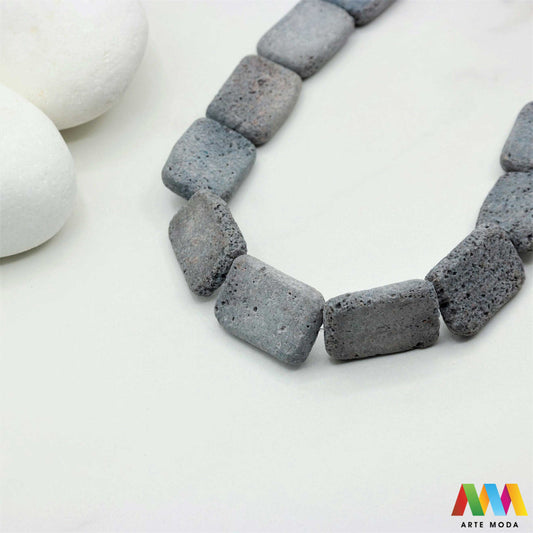 lava kamen vulkanska perle poludragi prirodni mat eterična ulja aromaterapija nakit izrada DIY repromaterijal mineral kristal narukvica ogrlica Tražite jedinstveni materijal za nakit Vulkanska lava je poludragi kamen s moćnom pričom Njegova porozna mat tekstura savršena je za izradu aromaterapijskog nakita jer sjajno upija i difuzira eterična ulja Lagan je simbolizira snagu i uzemljenje te je idealan za unisex i muške narukvice i ogrlice arte moda repromaterijal