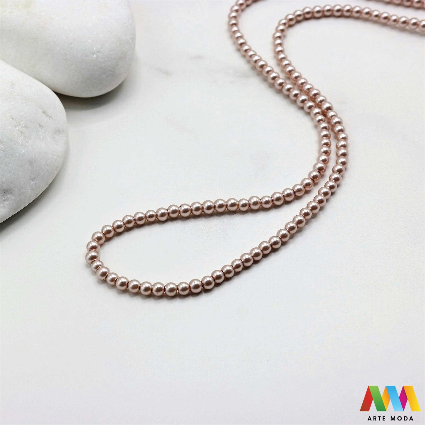 stakleni biseri niz staklo biser perle biserne zrna zrno perla staklene imitacija bisera sedefaste vjenčani nakit klasični DIY ogrlice bijeli u boji bisernim sjajem izrada nakita umjetni Za klasičnu eleganciju birajte staklene bisere imitacija bisera ima visok sedefasti sjaj i savršeno je glatka Idealni su za izradu vjenčanog nakita bezvremenskih ogrlica i narukvica raznim veličinama i bojama ovi biseri unose dašak luksuza u svaki uradi sam projekt Počnite nizati svoju eleganciju arte moda repromaterijal