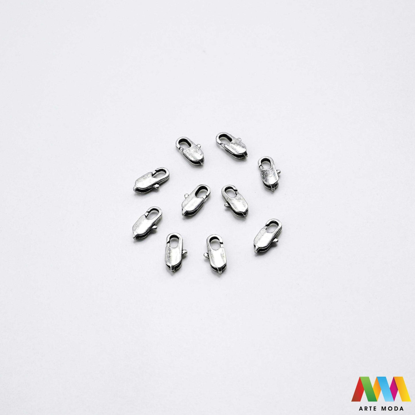 kopče metalne karabiner togl magnet kukice narukvice ogrlice zatvarači nakit DIY metalni pribor spajanje nakita srebrne zlatne karabin magnetne završne kopča narukvica ogrlica Osigurajte svoj nakit Metalne kopče su esencijalne za sigurno završavanje ogrlica i narukvica Birajte između karabin kopči pouzdanost magnetnih kopči lakoća i togl kopči stil Kvalitetni zatvarači u raznim bojama temelj svakog uradi sam nakit projekta arte moda repromaterijal