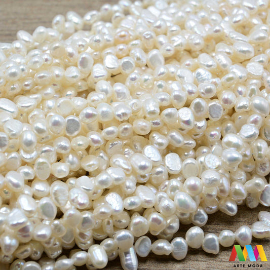 perle bijeli vjenčani niz sedef barokni baroque pearls zrno bisernica školjka dragulj poludrago kamenje ukrasni mineral kristal Bezvremenska klasika u vašim rukama Riječni biseri su omiljeni materijal za izradu nakita koji odiše elegancijom luksuzom prirodni slatkovodni biseri očarat će vas svojim nježnim sjajem unikatnim oblicima Savršeni za izradu ogrlica narukvica naušnica koje se prenose generacijama Dodajte dozu profinjenosti uradi sam nakitu uz autentične bisere naše kolekcije arte moda repromaterijal