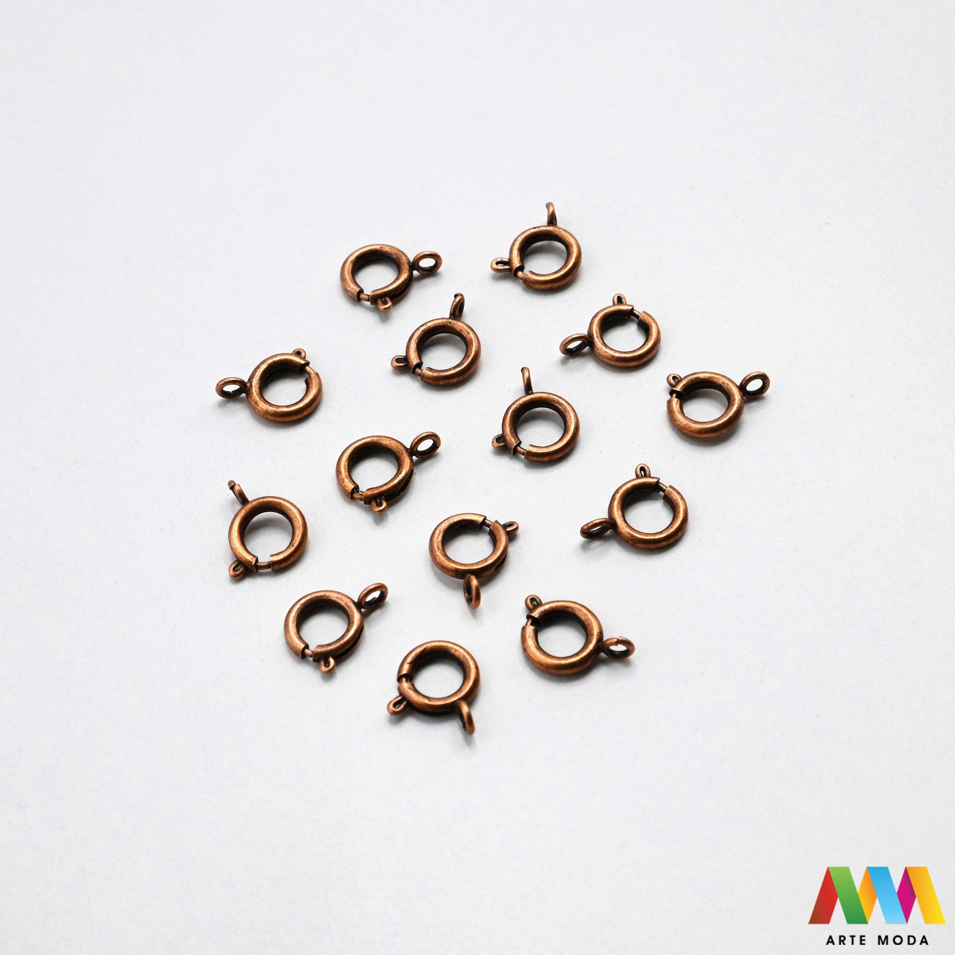 kopče metalne karabiner togl magnet kukice narukvice ogrlice zatvarači nakit DIY metalni pribor spajanje nakita srebrne zlatne karabin magnetne završne kopča narukvica ogrlica Osigurajte svoj nakit Metalne kopče su esencijalne za sigurno završavanje ogrlica i narukvica Birajte između karabin kopči pouzdanost magnetnih kopči lakoća i togl kopči stil Kvalitetni zatvarači u raznim bojama temelj svakog uradi sam nakit projekta arte moda repromaterijal