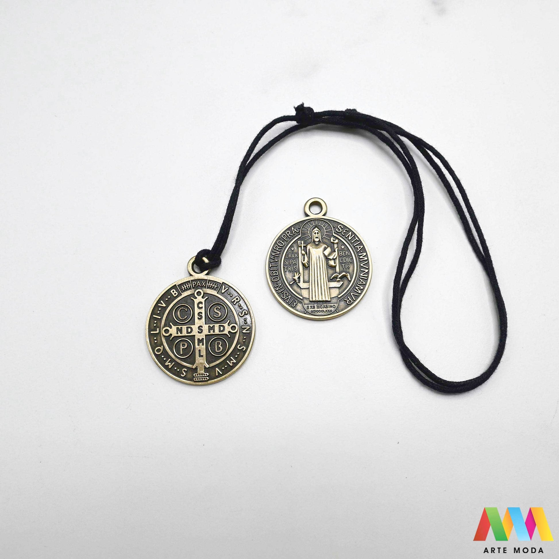Sveti Benedikt medalja križ Svetog Benedikta zaštita duhovni nakit vjerski privjesci sakralni kršćanski Benediktinska zaštitu simbol vjere katolički privjesak ogrlica blagoslovljena zaštitni znak marko perkovic thompson tomson Otkrijte snagu i zaštitu moćne medalje Svetog Benedikta Ova posebna kategorija donosi vam pažljivo odabrane privjeske i medalje Svetog Benedikta simbole duboke vjere mira i zaštite od zla Nosite ih kao podsjetnik na snagu duha i neprobojnu obranu od negativnosti arte moda