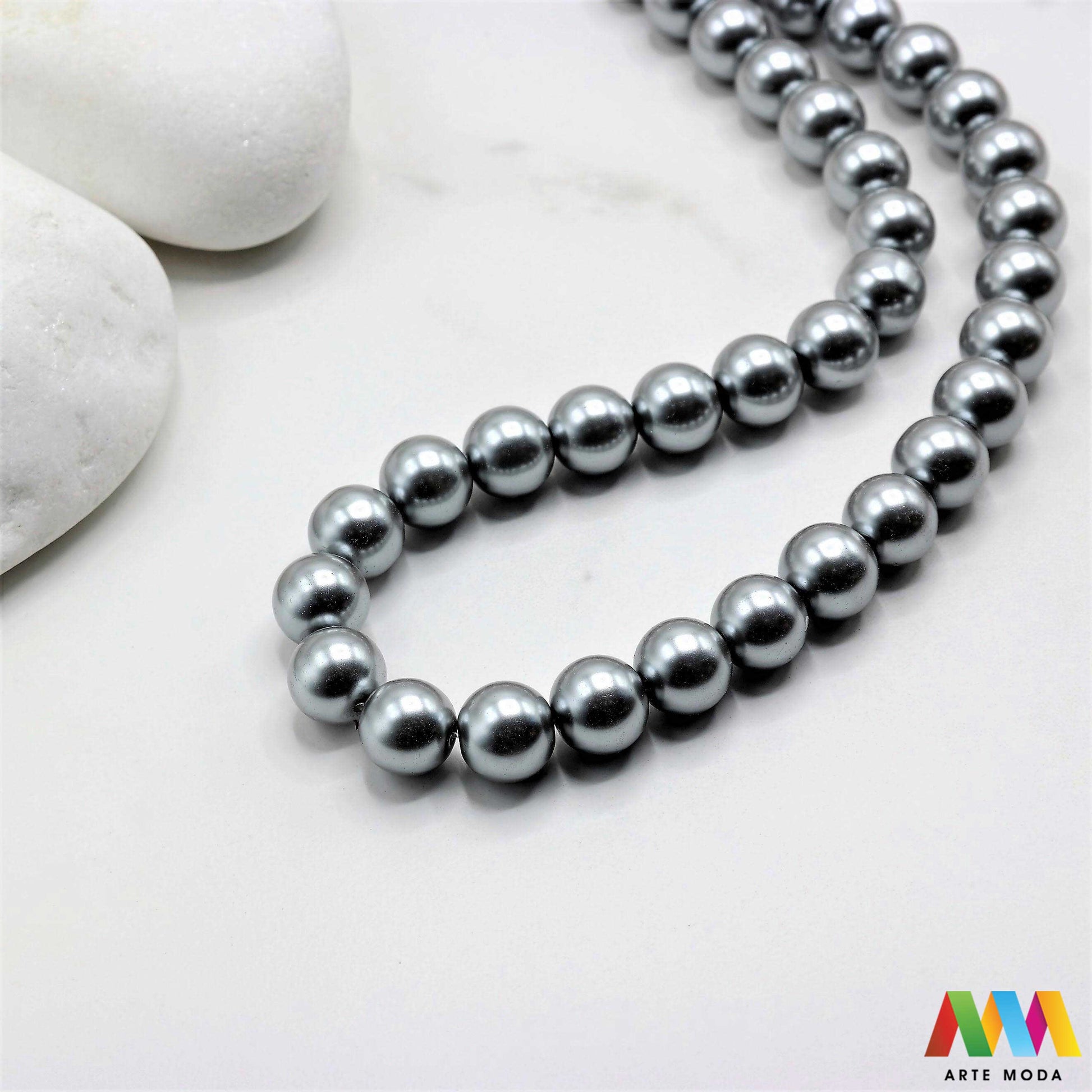 stakleni biseri niz staklo biser perle biserne zrna zrno perla staklene imitacija bisera sedefaste vjenčani nakit klasični DIY ogrlice bijeli u boji bisernim sjajem izrada nakita umjetni Za klasičnu eleganciju birajte staklene bisere imitacija bisera ima visok sedefasti sjaj i savršeno je glatka Idealni su za izradu vjenčanog nakita bezvremenskih ogrlica i narukvica raznim veličinama i bojama ovi biseri unose dašak luksuza u svaki uradi sam projekt Počnite nizati svoju eleganciju arte moda repromaterijal