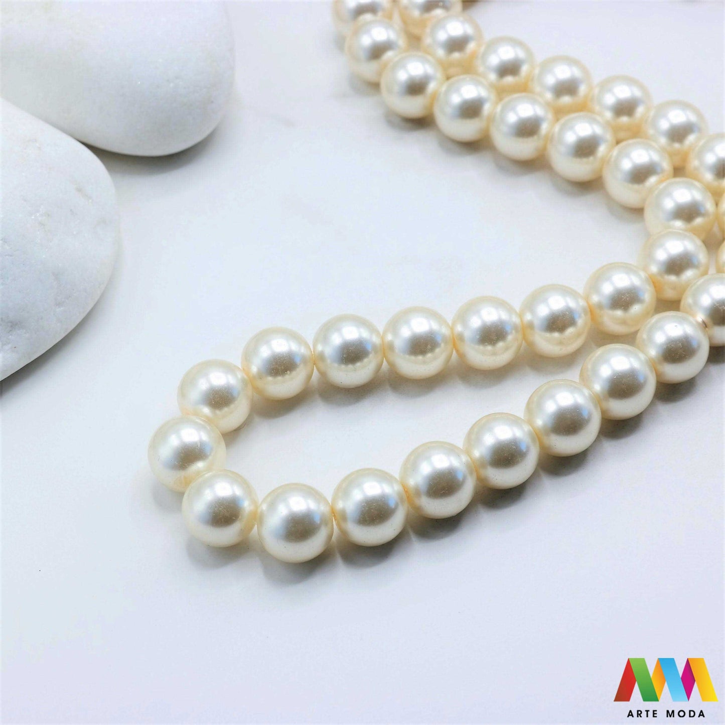 stakleni biseri niz staklo biser perle biserne zrna zrno perla staklene imitacija bisera sedefaste vjenčani nakit klasični DIY ogrlice bijeli u boji bisernim sjajem izrada nakita umjetni Za klasičnu eleganciju birajte staklene bisere imitacija bisera ima visok sedefasti sjaj i savršeno je glatka Idealni su za izradu vjenčanog nakita bezvremenskih ogrlica i narukvica raznim veličinama i bojama ovi biseri unose dašak luksuza u svaki uradi sam projekt Počnite nizati svoju eleganciju arte moda repromaterijal