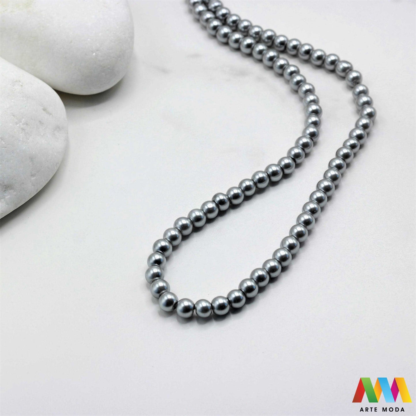 stakleni biseri niz staklo biser perle biserne zrna zrno perla staklene imitacija bisera sedefaste vjenčani nakit klasični DIY ogrlice bijeli u boji bisernim sjajem izrada nakita umjetni Za klasičnu eleganciju birajte staklene bisere imitacija bisera ima visok sedefasti sjaj i savršeno je glatka Idealni su za izradu vjenčanog nakita bezvremenskih ogrlica i narukvica raznim veličinama i bojama ovi biseri unose dašak luksuza u svaki uradi sam projekt Počnite nizati svoju eleganciju arte moda repromaterijal