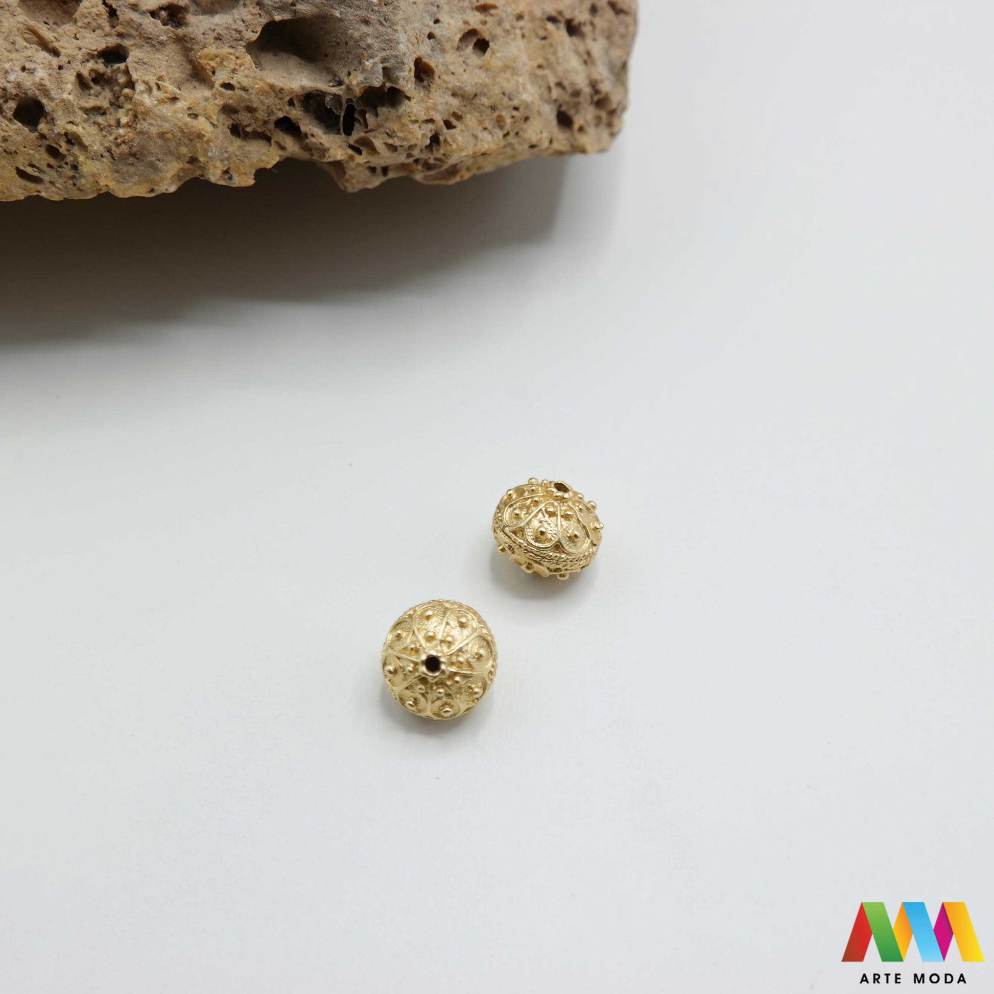 šibenik hrvatski dugme toka suvenir tradicionalni dalmacija tradicija filigran nakit baština hrvatska metal naušnice prstenje ogrlice privjesci tradicijski dalmatinski originalni Šibenski botun puce je najoriginalniji hrvatski suvenir i simbol dalmatinske baštine tradicionalni nakit izrađen je tehnikom filigrana fine obrade metala karakterističan prozračan i elegantan izgled Izradite naušnice prstenje ili privjeske i ponesite komadić povijesti i elegancije Bezvremenski klasik arte moda repromaterijal