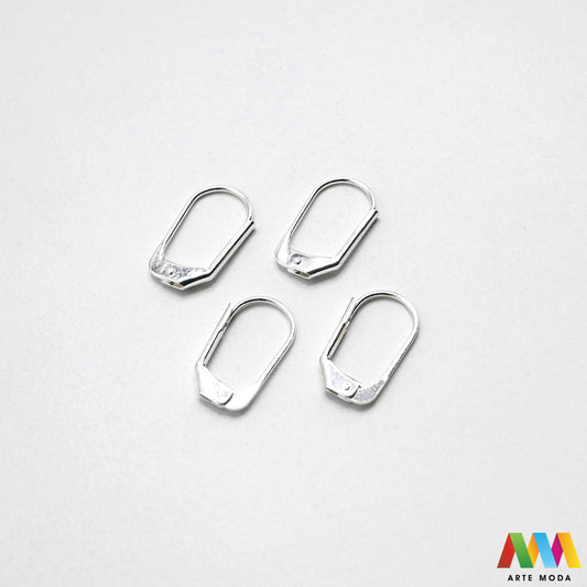 Klasične metalne udice za naušnice u srebrnoj zlatnoj bakrenoj brončanoj boji složene na radnoj plohi za izradu nakita Prikazane su zakrivljene riblje kukice fish hooks s dekorativnom kuglicom oprugom otvorenom prednjom omčicom za vješanje privjesaka kristala perli Kvalitetan i lagan repromaterijal za uši namijenjen za izradu visećih naušnica u kreativnim DIY radionicama za ručnu izradu modnog nakita s glatko obrađenim vrhovima koji osiguravaju ugodno i sigurno nošenje bez grebanja arte moda repromaterijali