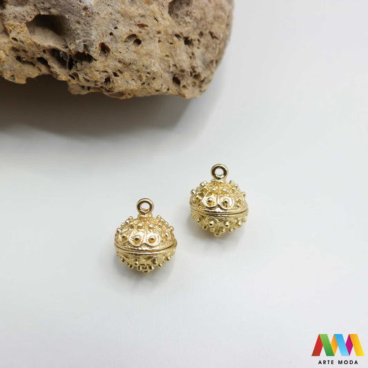 šibenik hrvatski dugme toka suvenir tradicionalni dalmacija tradicija filigran nakit baština hrvatska metal naušnice prstenje ogrlice privjesci tradicijski dalmatinski originalni Šibenski botun puce je najoriginalniji hrvatski suvenir i simbol dalmatinske baštine tradicionalni nakit izrađen je tehnikom filigrana fine obrade metala karakterističan prozračan i elegantan izgled Izradite naušnice prstenje ili privjeske i ponesite komadić povijesti i elegancije Bezvremenski klasik arte moda repromaterijal