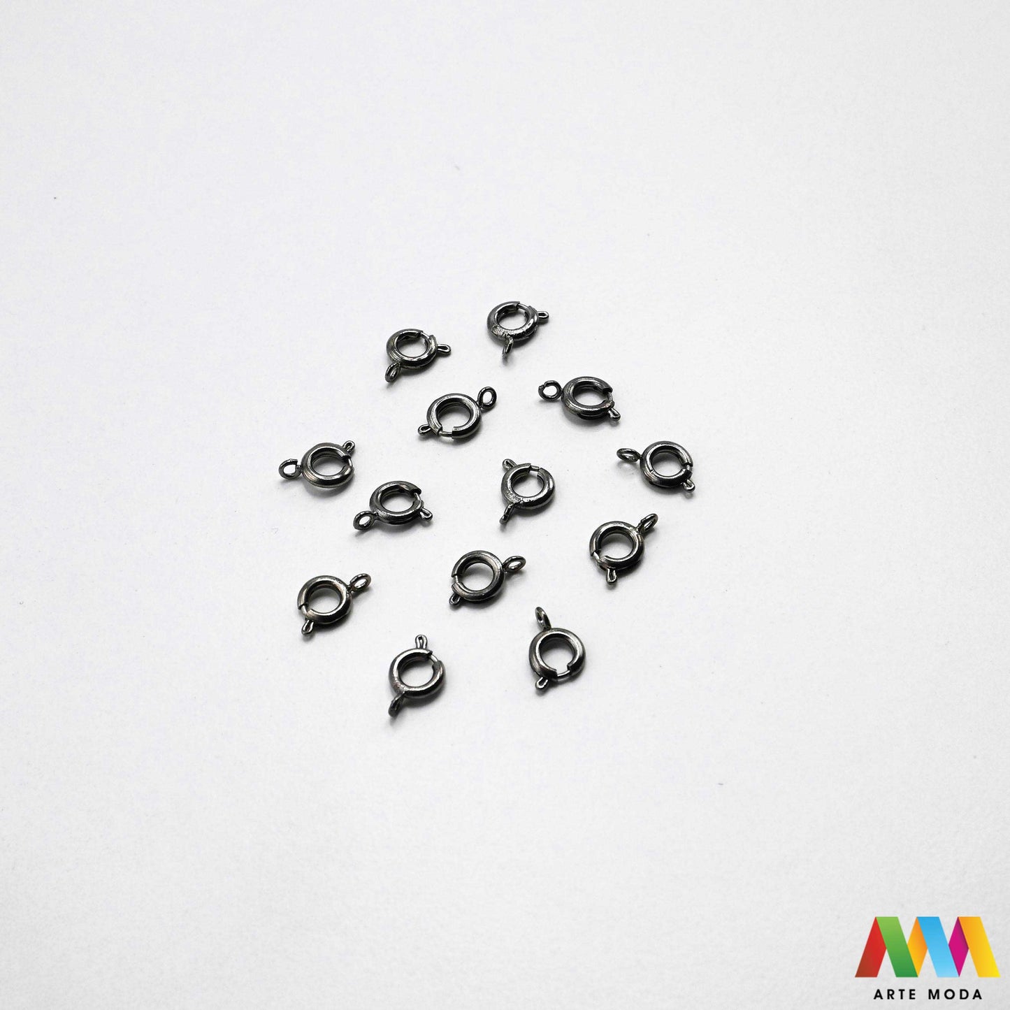 kopče metalne karabiner togl magnet kukice narukvice ogrlice zatvarači nakit DIY metalni pribor spajanje nakita srebrne zlatne karabin magnetne završne kopča narukvica ogrlica Osigurajte svoj nakit Metalne kopče su esencijalne za sigurno završavanje ogrlica i narukvica Birajte između karabin kopči pouzdanost magnetnih kopči lakoća i togl kopči stil Kvalitetni zatvarači u raznim bojama temelj svakog uradi sam nakit projekta arte moda repromaterijal