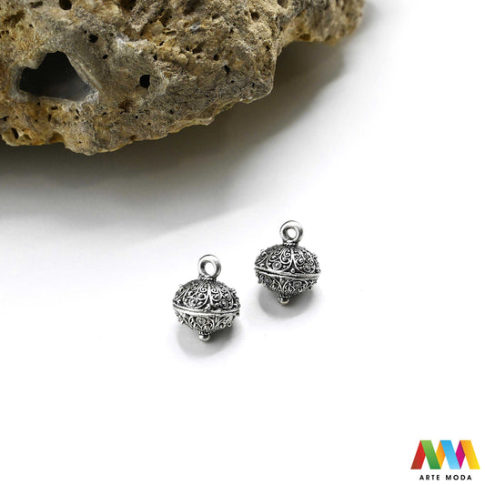 šibenik hrvatski dugme toka suvenir tradicionalni dalmacija tradicija filigran nakit baština hrvatska metal naušnice prstenje ogrlice privjesci tradicijski dalmatinski originalni Šibenski botun puce je najoriginalniji hrvatski suvenir i simbol dalmatinske baštine tradicionalni nakit izrađen je tehnikom filigrana fine obrade metala karakterističan prozračan i elegantan izgled Izradite naušnice prstenje ili privjeske i ponesite komadić povijesti i elegancije Bezvremenski klasik arte moda repromaterijal