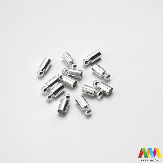 Raznolike metalne završne kapice za izradu nakita u srebrnoj zlatnoj brončanoj boji složene na radnoj površini Prikazane su okrugle cjevaste i zvonolike metalne kapice s omčicom namijenjene za uredno završavanje kožnih traka gumenih nizeva špaga i višestrukih nizova perli Kvalitetan repromaterijal i fiksatori za spajanje s kopčama pri izradi unikatnih ogrlica i narukvica u DIY radionicama za izradu ručno rađenog modnog nakita s preciznim otvorima za sigurno lijepljenje i stiskanje arte moda repromaterijali