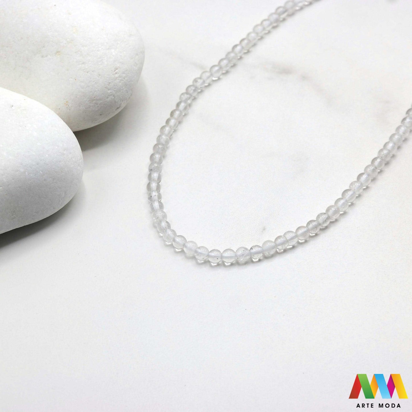 gorski kristal čisti kvarc kvarcni stjenoviti kremen poludrago kamenje repromaterijal poludragi kamen mineral perle nakit meditacija isceljenje čišćenje energije aura energetska pojačala prozirni čisti kristaloterapija Gorski kristal je kamen svih kamena Simbol čistoće svjetlosti moćne energije Smatra se univerzalnim iscjeliteljem jer pojačava energiju čisti čakre pretvara negativnost u pozitivu izradu nakita meditaciju čišćenje prostora Birajte perle različitih dimenzija i oblika arte moda repromaterijal