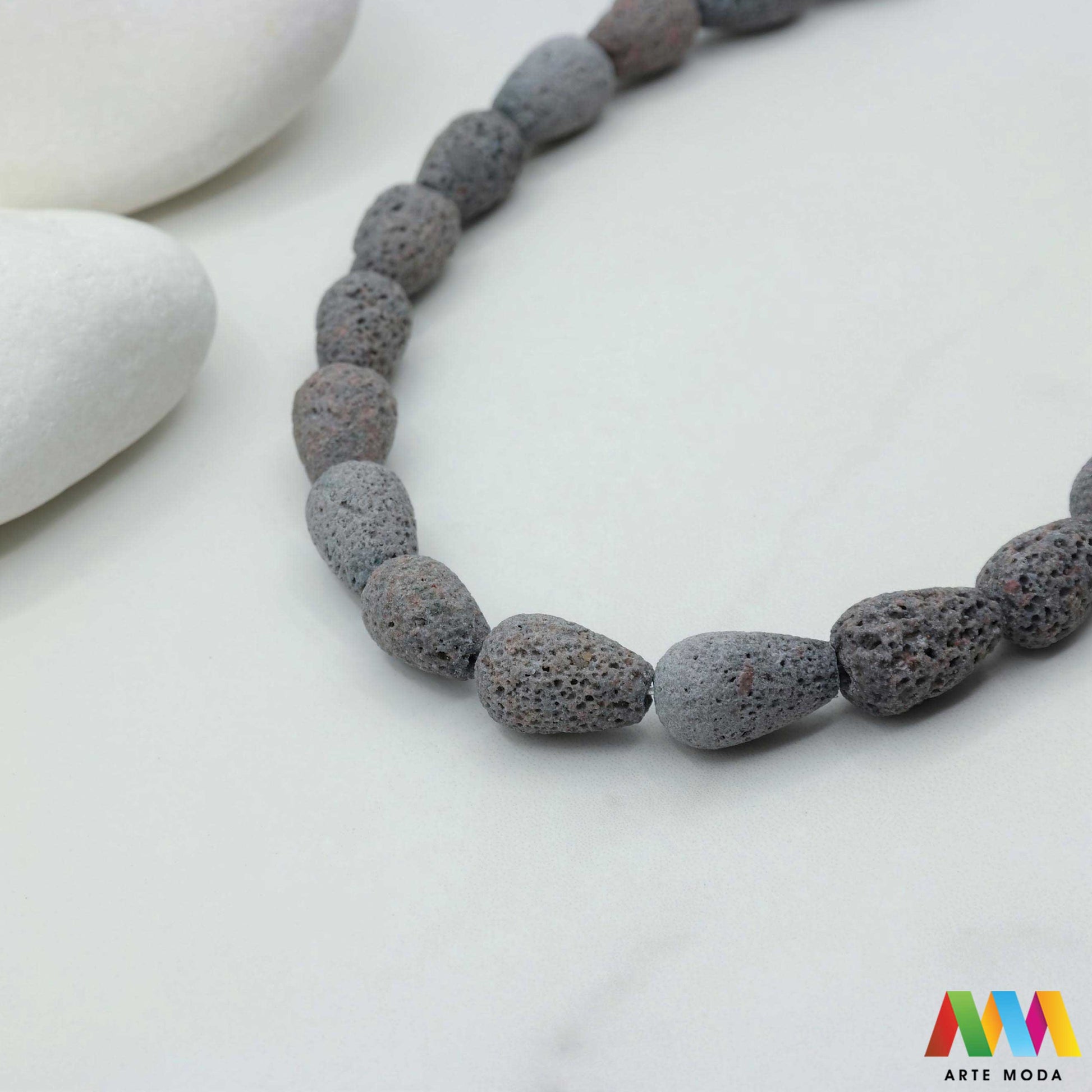 lava kamen vulkanska perle poludragi prirodni mat eterična ulja aromaterapija nakit izrada DIY repromaterijal mineral kristal narukvica ogrlica Tražite jedinstveni materijal za nakit Vulkanska lava je poludragi kamen s moćnom pričom Njegova porozna mat tekstura savršena je za izradu aromaterapijskog nakita jer sjajno upija i difuzira eterična ulja Lagan je simbolizira snagu i uzemljenje te je idealan za unisex i muške narukvice i ogrlice arte moda repromaterijal