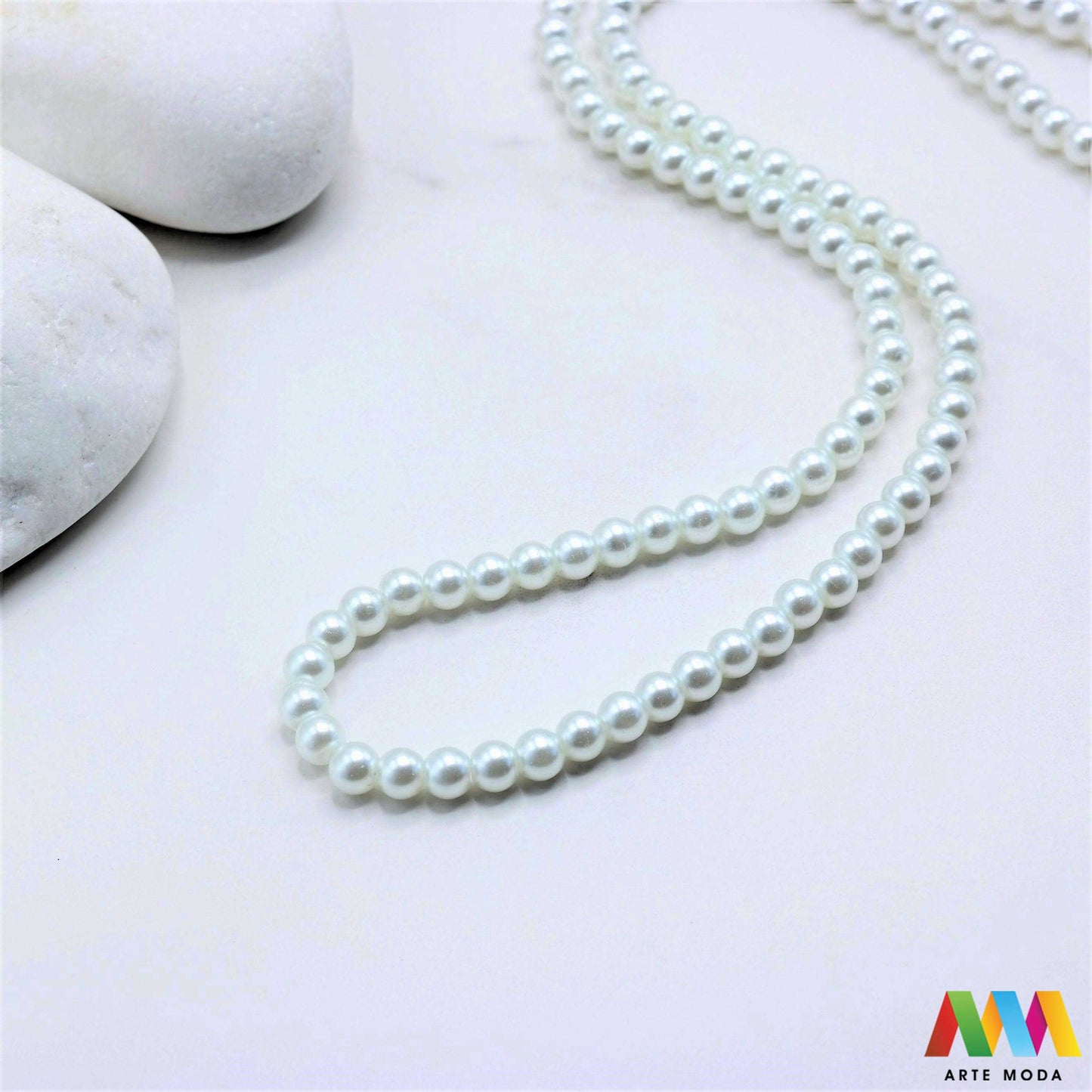 stakleni biseri niz staklo biser perle biserne zrna zrno perla staklene imitacija bisera sedefaste vjenčani nakit klasični DIY ogrlice bijeli u boji bisernim sjajem izrada nakita umjetni Za klasičnu eleganciju birajte staklene bisere imitacija bisera ima visok sedefasti sjaj i savršeno je glatka Idealni su za izradu vjenčanog nakita bezvremenskih ogrlica i narukvica raznim veličinama i bojama ovi biseri unose dašak luksuza u svaki uradi sam projekt Počnite nizati svoju eleganciju arte moda repromaterijal