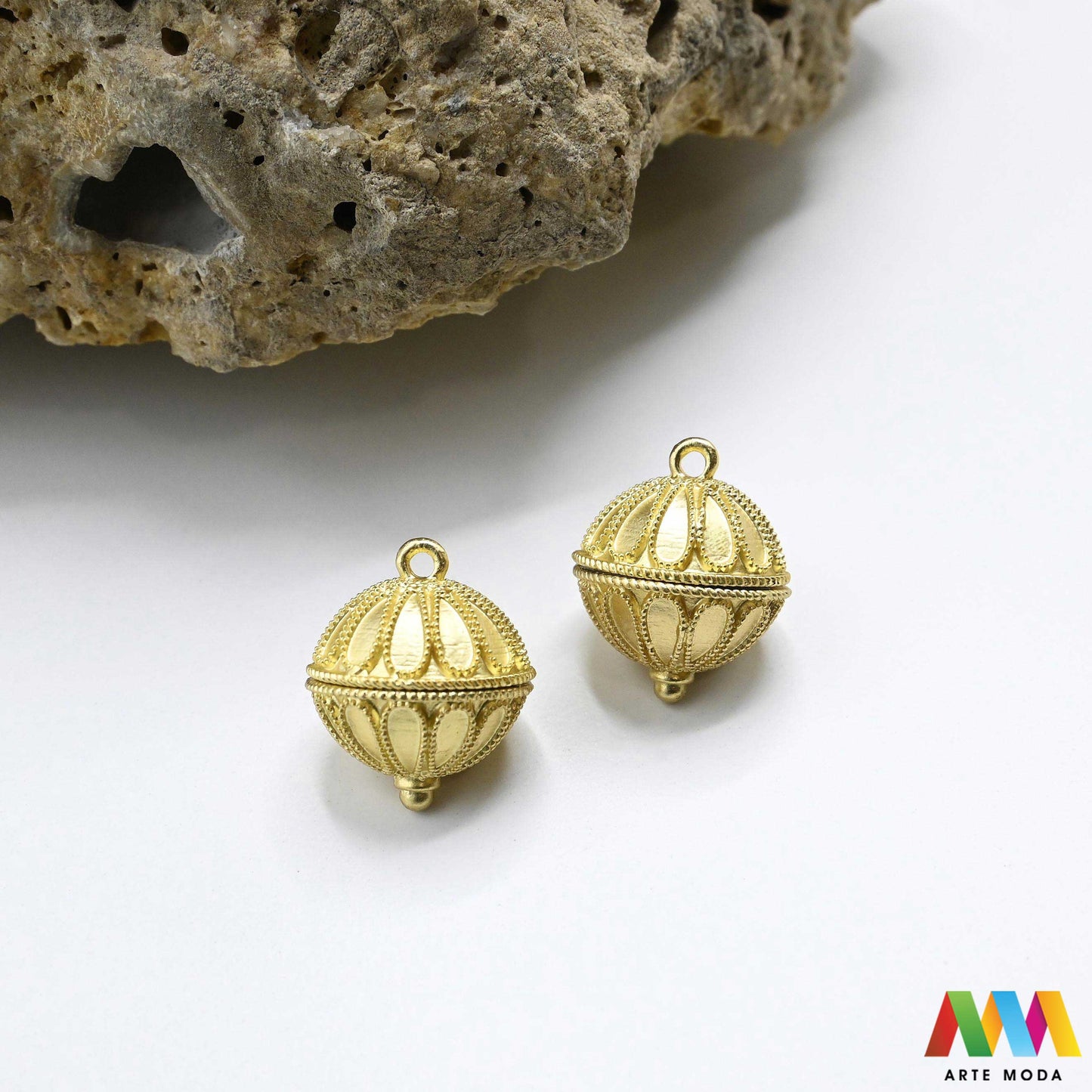 šibenik hrvatski dugme toka suvenir tradicionalni dalmacija tradicija filigran nakit baština hrvatska metal naušnice prstenje ogrlice privjesci tradicijski dalmatinski originalni Šibenski botun puce je najoriginalniji hrvatski suvenir i simbol dalmatinske baštine tradicionalni nakit izrađen je tehnikom filigrana fine obrade metala karakterističan prozračan i elegantan izgled Izradite naušnice prstenje ili privjeske i ponesite komadić povijesti i elegancije Bezvremenski klasik arte moda repromaterijal