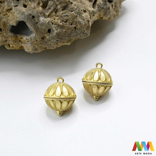 šibenik hrvatski dugme toka suvenir tradicionalni dalmacija tradicija filigran nakit baština hrvatska metal naušnice prstenje ogrlice privjesci tradicijski dalmatinski originalni Šibenski botun puce je najoriginalniji hrvatski suvenir i simbol dalmatinske baštine tradicionalni nakit izrađen je tehnikom filigrana fine obrade metala karakterističan prozračan i elegantan izgled Izradite naušnice prstenje ili privjeske i ponesite komadić povijesti i elegancije Bezvremenski klasik arte moda repromaterijal