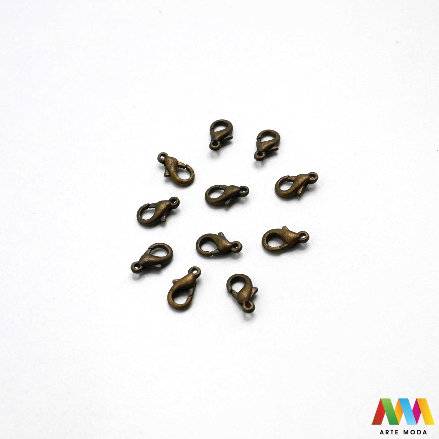 kopče metalne karabiner togl magnet kukice narukvice ogrlice zatvarači nakit DIY metalni pribor spajanje nakita srebrne zlatne karabin magnetne završne kopča narukvica ogrlica Osigurajte svoj nakit Metalne kopče su esencijalne za sigurno završavanje ogrlica i narukvica Birajte između karabin kopči pouzdanost magnetnih kopči lakoća i togl kopči stil Kvalitetni zatvarači u raznim bojama temelj svakog uradi sam nakit projekta arte moda repromaterijal