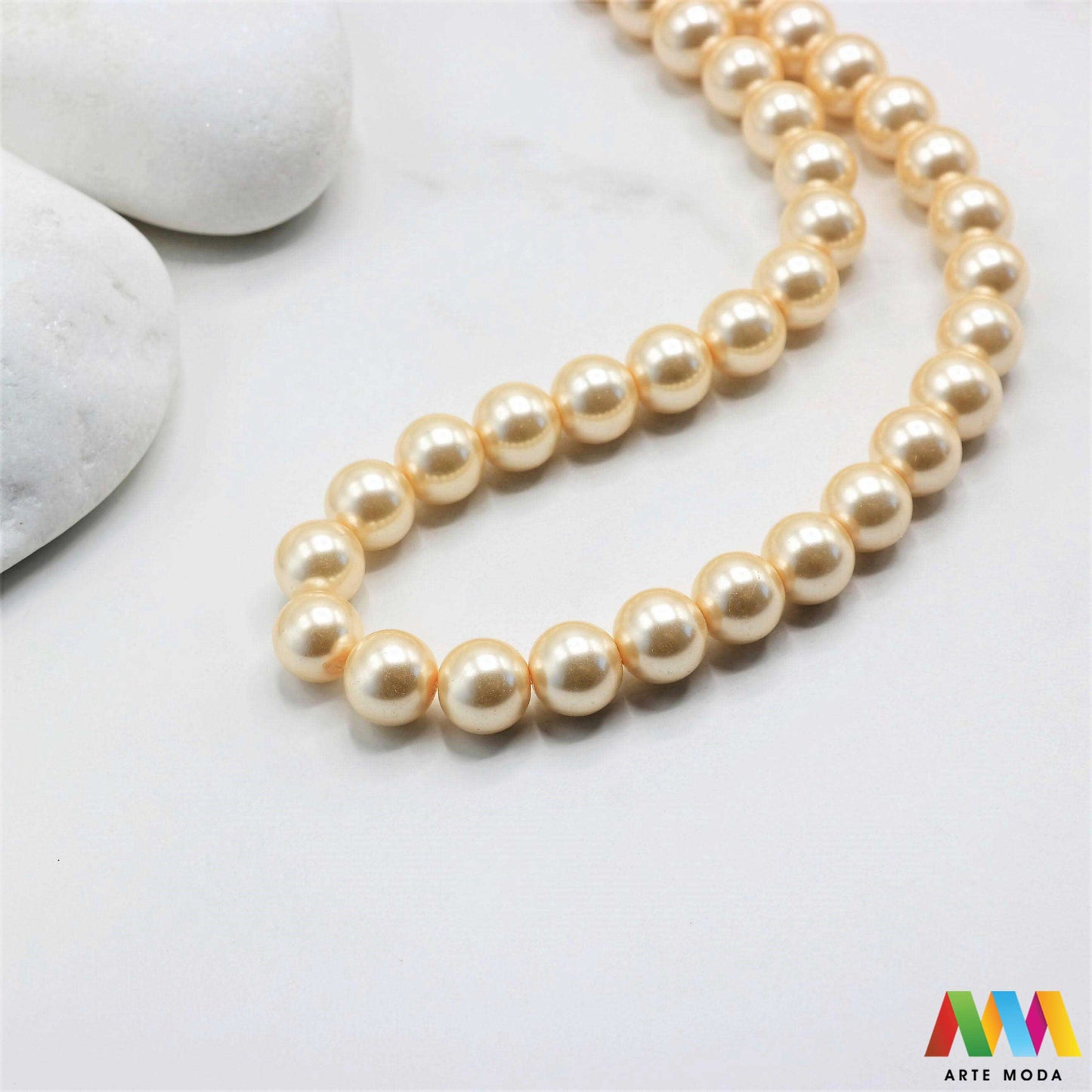 stakleni biseri niz staklo biser perle biserne zrna zrno perla staklene imitacija bisera sedefaste vjenčani nakit klasični DIY ogrlice bijeli u boji bisernim sjajem izrada nakita umjetni Za klasičnu eleganciju birajte staklene bisere imitacija bisera ima visok sedefasti sjaj i savršeno je glatka Idealni su za izradu vjenčanog nakita bezvremenskih ogrlica i narukvica raznim veličinama i bojama ovi biseri unose dašak luksuza u svaki uradi sam projekt Počnite nizati svoju eleganciju arte moda repromaterijal