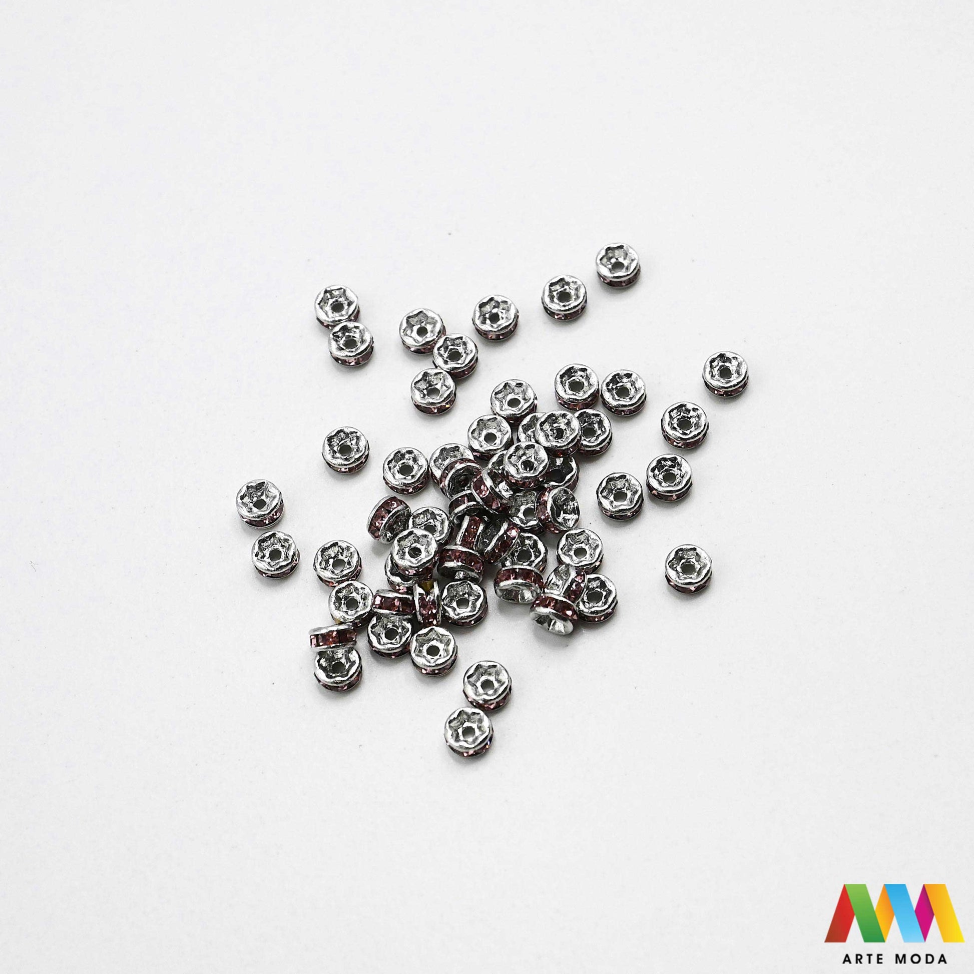 razdjelnik umetak spacer metalne izrada nakita DIY nakit distanceri metalni pribor separatori srebrne zlatne šajbice metalni za perle razmaknice komponente metal Mali ali ključni za profesionalan nakit Metalni umetci razdjelnici spacer perle služe za stvaranje razmaka i dodavanje sjaja perlama Sprječavaju trenje i ističu poludrago kamenje Neophodan element za izradu narukvica i ogrlica koje izgledaju bogatije i elegantnije arte moda repromaterijal