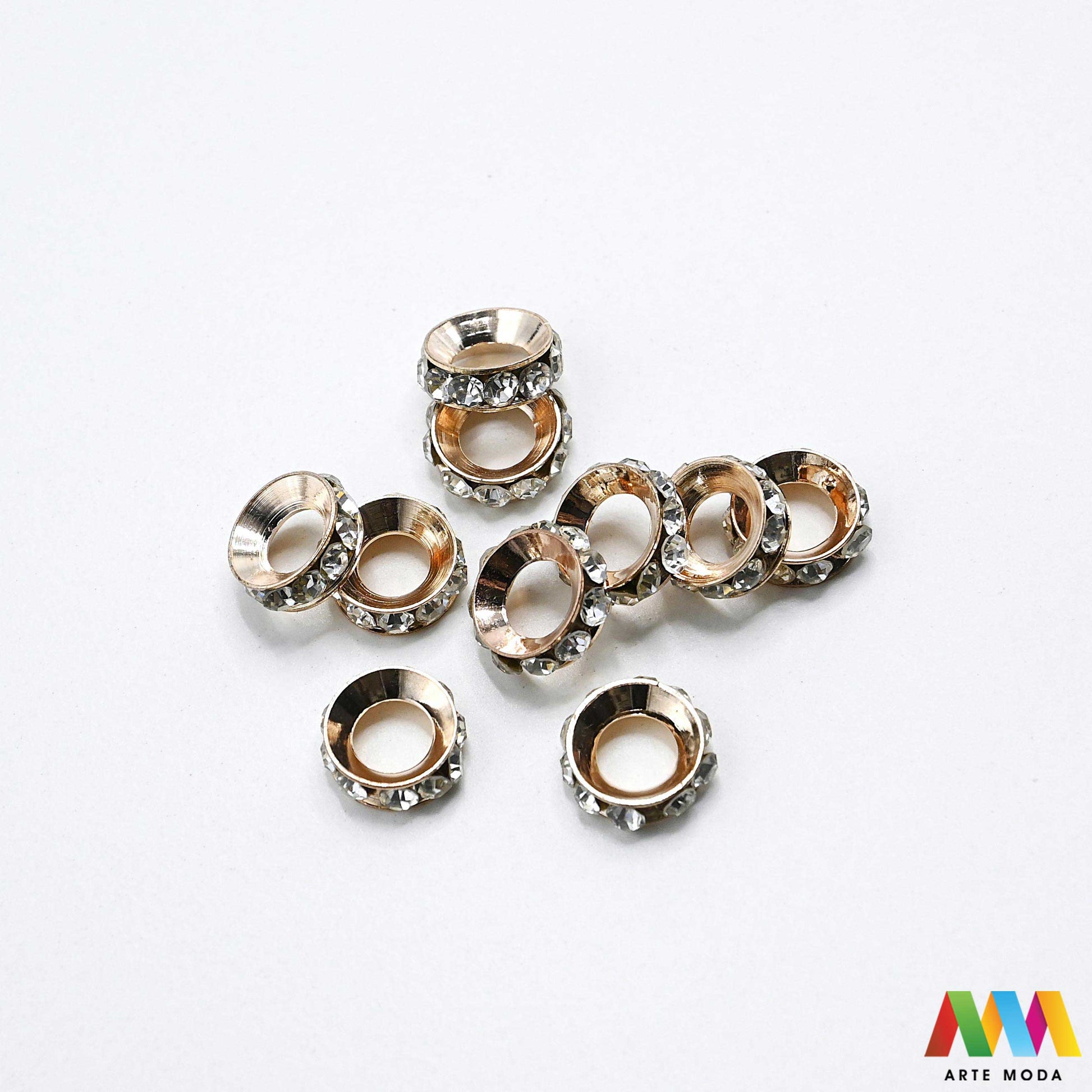 razdjelnik umetak spacer metalne izrada nakita DIY nakit distanceri metalni pribor separatori srebrne zlatne šajbice metalni za perle razmaknice komponente metal Mali ali ključni za profesionalan nakit Metalni umetci razdjelnici spacer perle služe za stvaranje razmaka i dodavanje sjaja perlama Sprječavaju trenje i ističu poludrago kamenje Neophodan element za izradu narukvica i ogrlica koje izgledaju bogatije i elegantnije arte moda repromaterijal