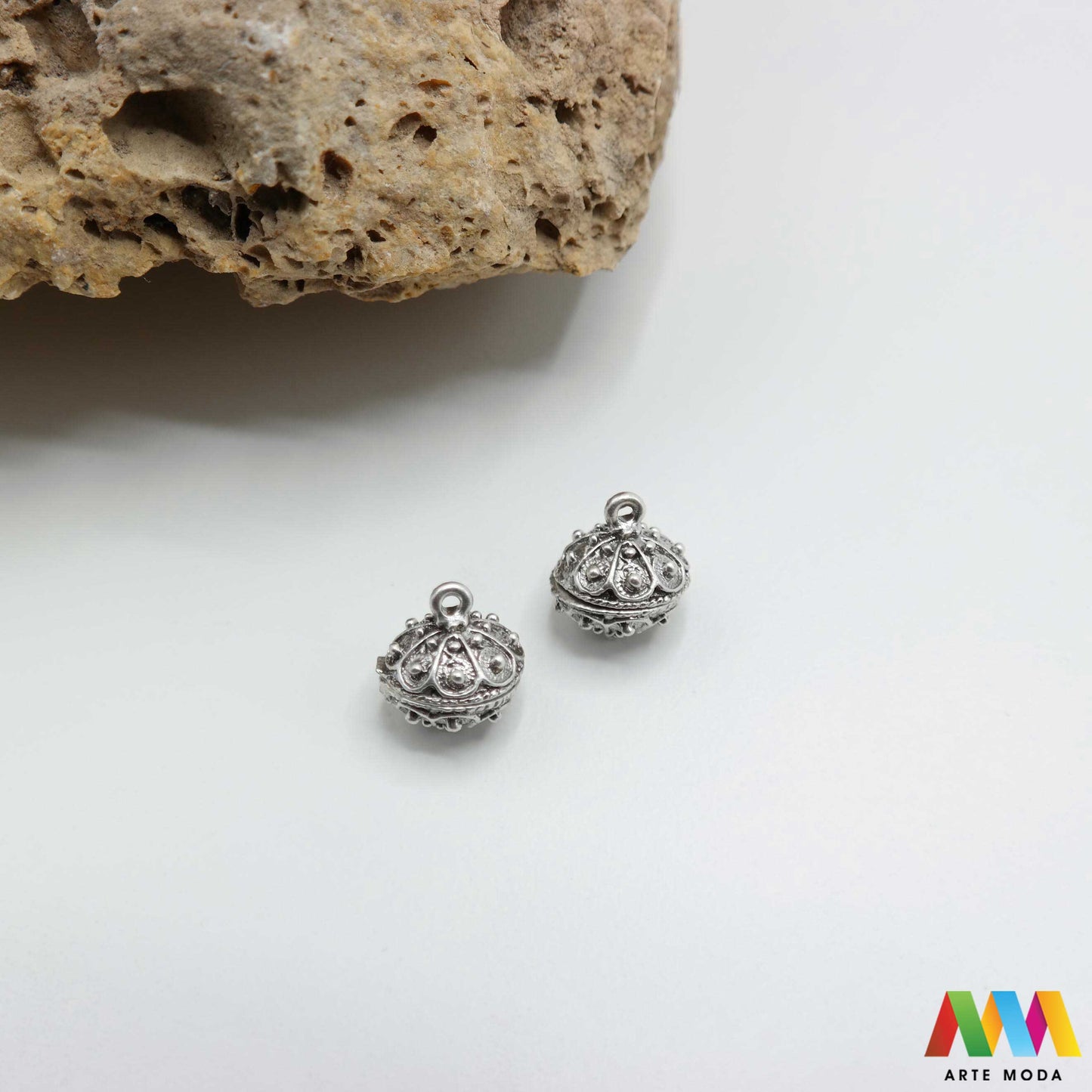 šibenik hrvatski dugme toka suvenir tradicionalni dalmacija tradicija filigran nakit baština hrvatska metal naušnice prstenje ogrlice privjesci tradicijski dalmatinski originalni Šibenski botun puce je najoriginalniji hrvatski suvenir i simbol dalmatinske baštine tradicionalni nakit izrađen je tehnikom filigrana fine obrade metala karakterističan prozračan i elegantan izgled Izradite naušnice prstenje ili privjeske i ponesite komadić povijesti i elegancije Bezvremenski klasik arte moda repromaterijal