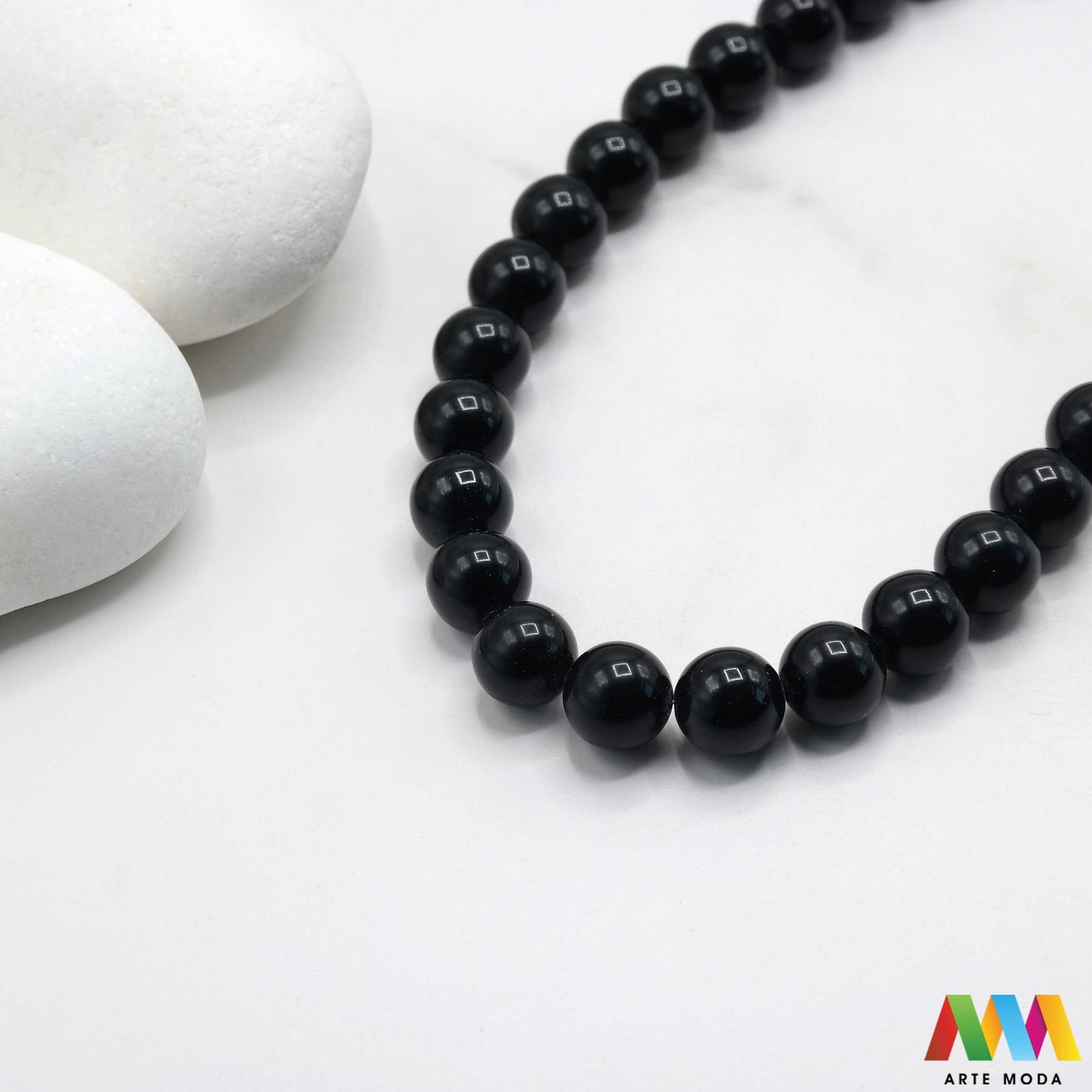 oniks onyx kristal kvarc kalcedon poludrago kamenje repromaterijal poludragi ukrasni kamen mineral crne perle crni muški nakit zaštite uzemljenje snaga izrada DIY mat sjajni narukvice ogrlice Otkrijte moć Oniksa Ovaj crni poludragi kamen simbolizira snagu zaštitu i uzemljenje Njegova duboka boja i elegantan finiš (mat/sjajni) savršeni su za sofisticirani muški i unisex nakit Birajte mat ili sjajne perle od Oniksa i unesite dozu klasične elegancije u svoj uradi sam nakit arte moda repromaterijal