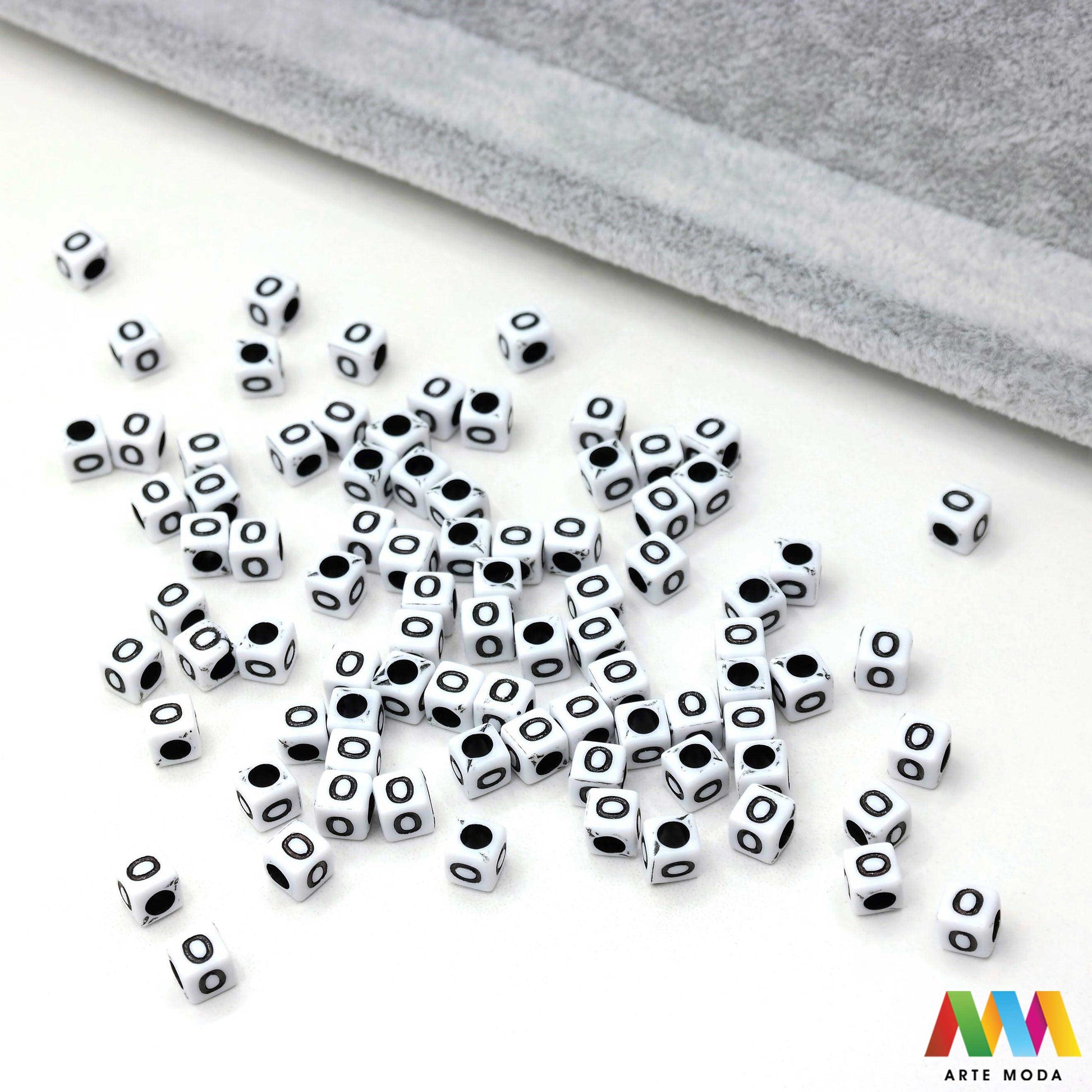 slova brojevi plastične nizanje imenom narukvice prijateljstva dječji nakit personalizirani kockaste perle okrugle abeceda DIY ručni rad izrada mix mješana Stvorite personalizirani nakit s našim plastičnim slovima i brojevima Perle u obliku kocki i krugova idealne su za izradu narukvica s imenom i porukama Lagane su šarene i savršene za dječji nakit i narukvice prijateljstva Lako nizanje za maksimalnu uradi sam zabavu arte moda repromaterijal