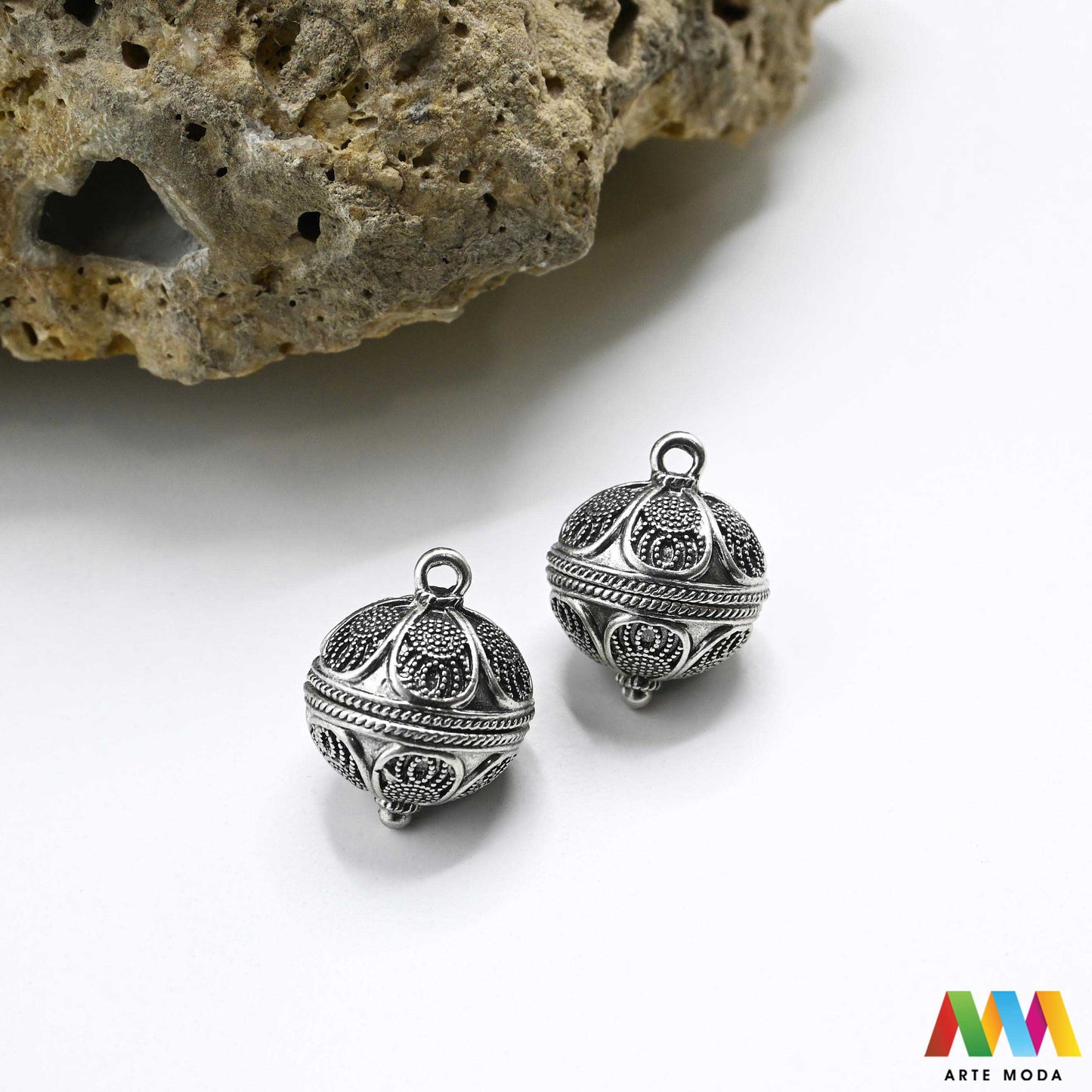 šibenik hrvatski dugme toka suvenir tradicionalni dalmacija tradicija filigran nakit baština hrvatska metal naušnice prstenje ogrlice privjesci tradicijski dalmatinski originalni Šibenski botun puce je najoriginalniji hrvatski suvenir i simbol dalmatinske baštine tradicionalni nakit izrađen je tehnikom filigrana fine obrade metala karakterističan prozračan i elegantan izgled Izradite naušnice prstenje ili privjeske i ponesite komadić povijesti i elegancije Bezvremenski klasik arte moda repromaterijal