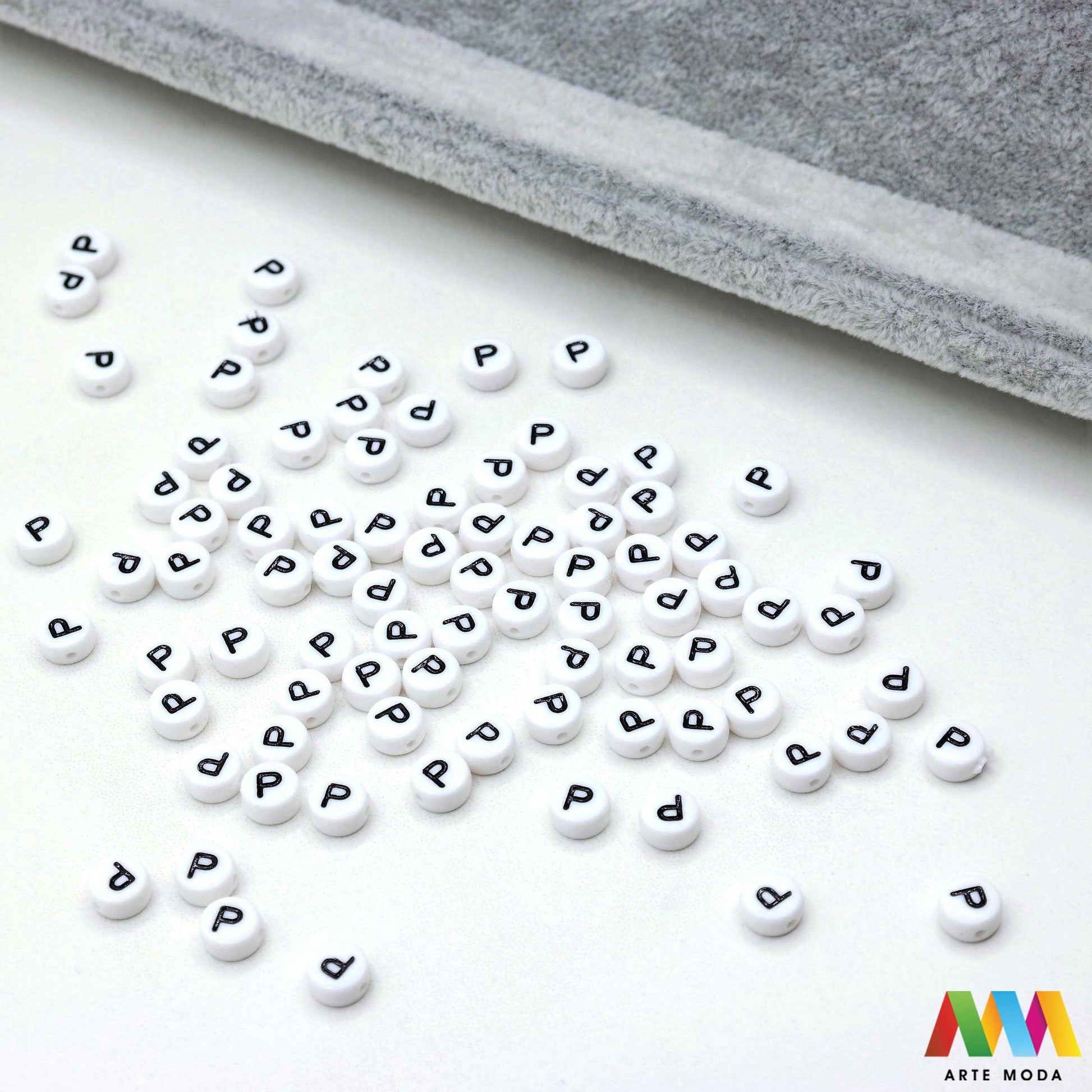 slova brojevi plastične nizanje imenom narukvice prijateljstva dječji nakit personalizirani kockaste perle okrugle abeceda DIY ručni rad izrada mix mješana Stvorite personalizirani nakit s našim plastičnim slovima i brojevima Perle u obliku kocki i krugova idealne su za izradu narukvica s imenom i porukama Lagane su šarene i savršene za dječji nakit i narukvice prijateljstva Lako nizanje za maksimalnu uradi sam zabavu arte moda repromaterijal