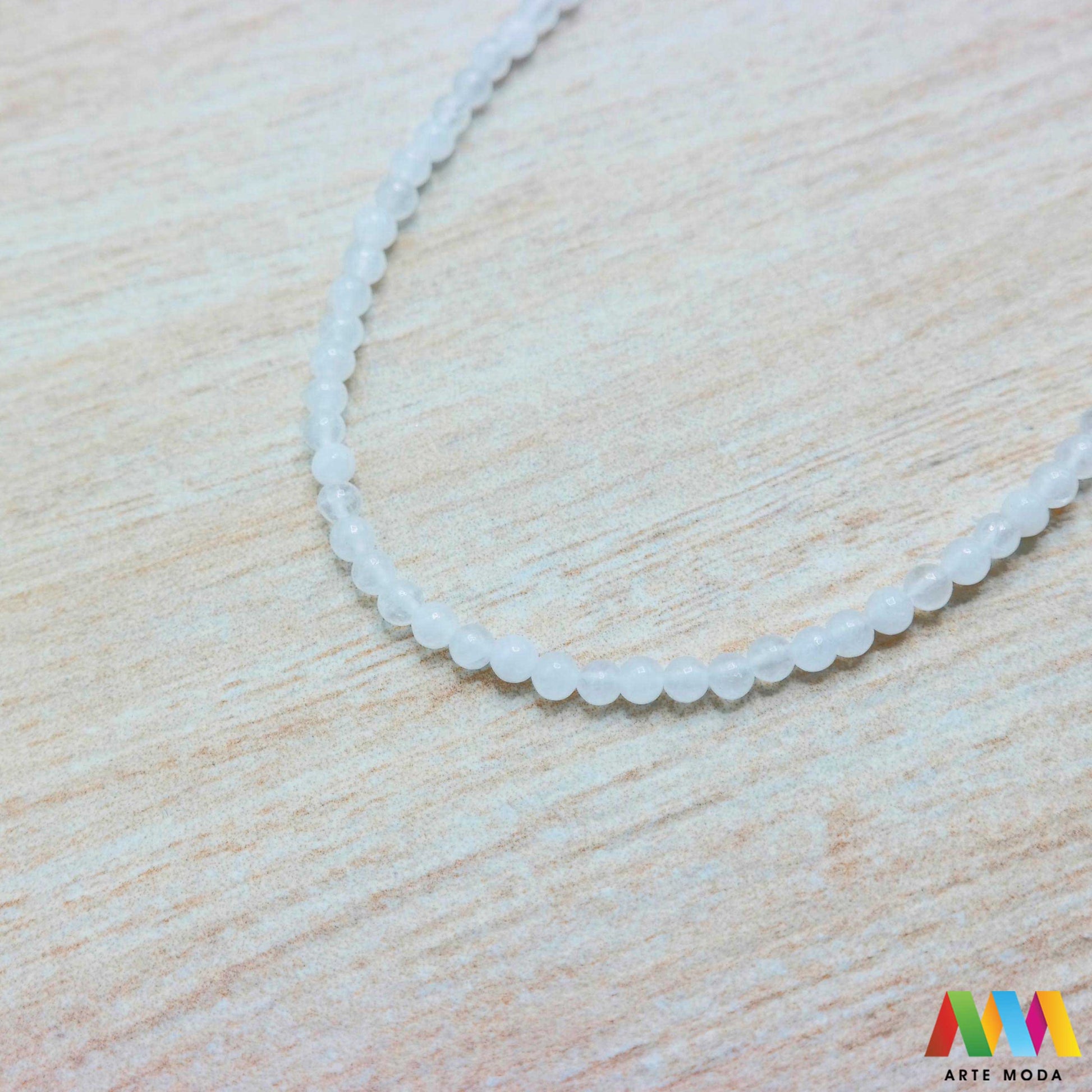 gorski kristal čisti kvarc kvarcni stjenoviti kremen poludrago kamenje repromaterijal poludragi kamen mineral perle nakit meditacija isceljenje čišćenje energije aura energetska pojačala prozirni čisti kristaloterapija Gorski kristal je kamen svih kamena Simbol čistoće svjetlosti moćne energije Smatra se univerzalnim iscjeliteljem jer pojačava energiju čisti čakre pretvara negativnost u pozitivu izradu nakita meditaciju čišćenje prostora Birajte perle različitih dimenzija i oblika arte moda repromaterijal