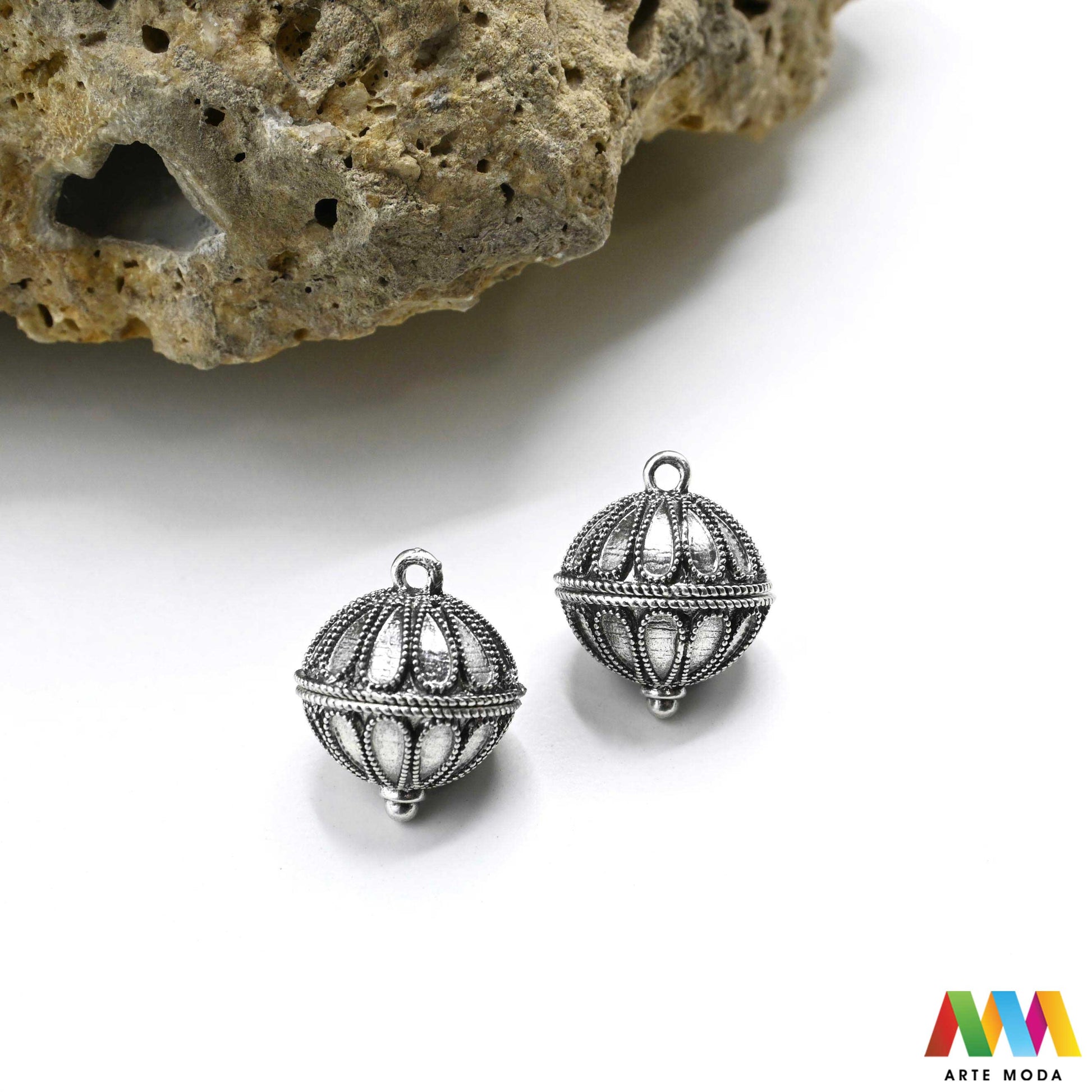 šibenik hrvatski dugme toka suvenir tradicionalni dalmacija tradicija filigran nakit baština hrvatska metal naušnice prstenje ogrlice privjesci tradicijski dalmatinski originalni Šibenski botun puce je najoriginalniji hrvatski suvenir i simbol dalmatinske baštine tradicionalni nakit izrađen je tehnikom filigrana fine obrade metala karakterističan prozračan i elegantan izgled Izradite naušnice prstenje ili privjeske i ponesite komadić povijesti i elegancije Bezvremenski klasik arte moda repromaterijal