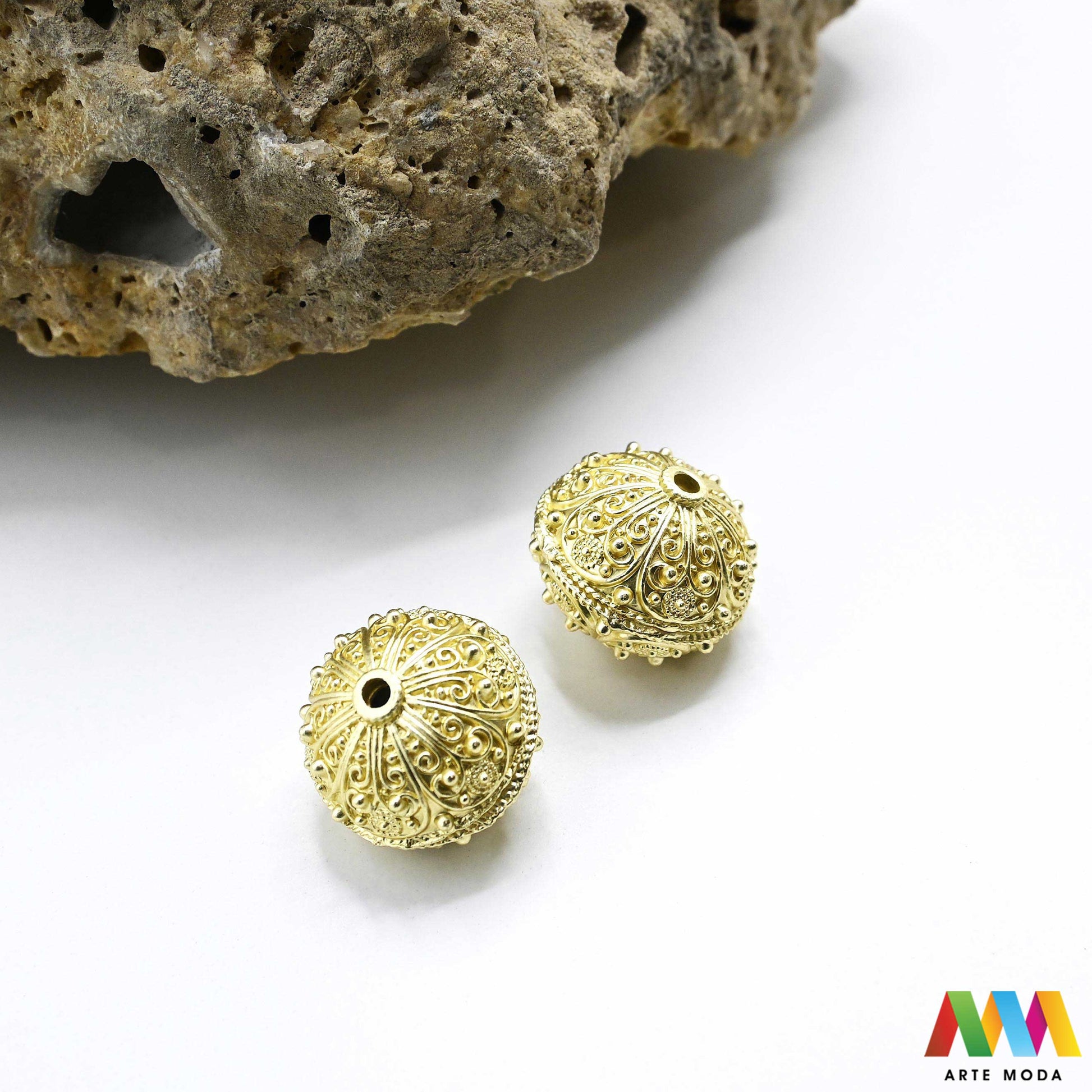 šibenik hrvatski dugme toka suvenir tradicionalni dalmacija tradicija filigran nakit baština hrvatska metal naušnice prstenje ogrlice privjesci tradicijski dalmatinski originalni Šibenski botun puce je najoriginalniji hrvatski suvenir i simbol dalmatinske baštine tradicionalni nakit izrađen je tehnikom filigrana fine obrade metala karakterističan prozračan i elegantan izgled Izradite naušnice prstenje ili privjeske i ponesite komadić povijesti i elegancije Bezvremenski klasik arte moda repromaterijal