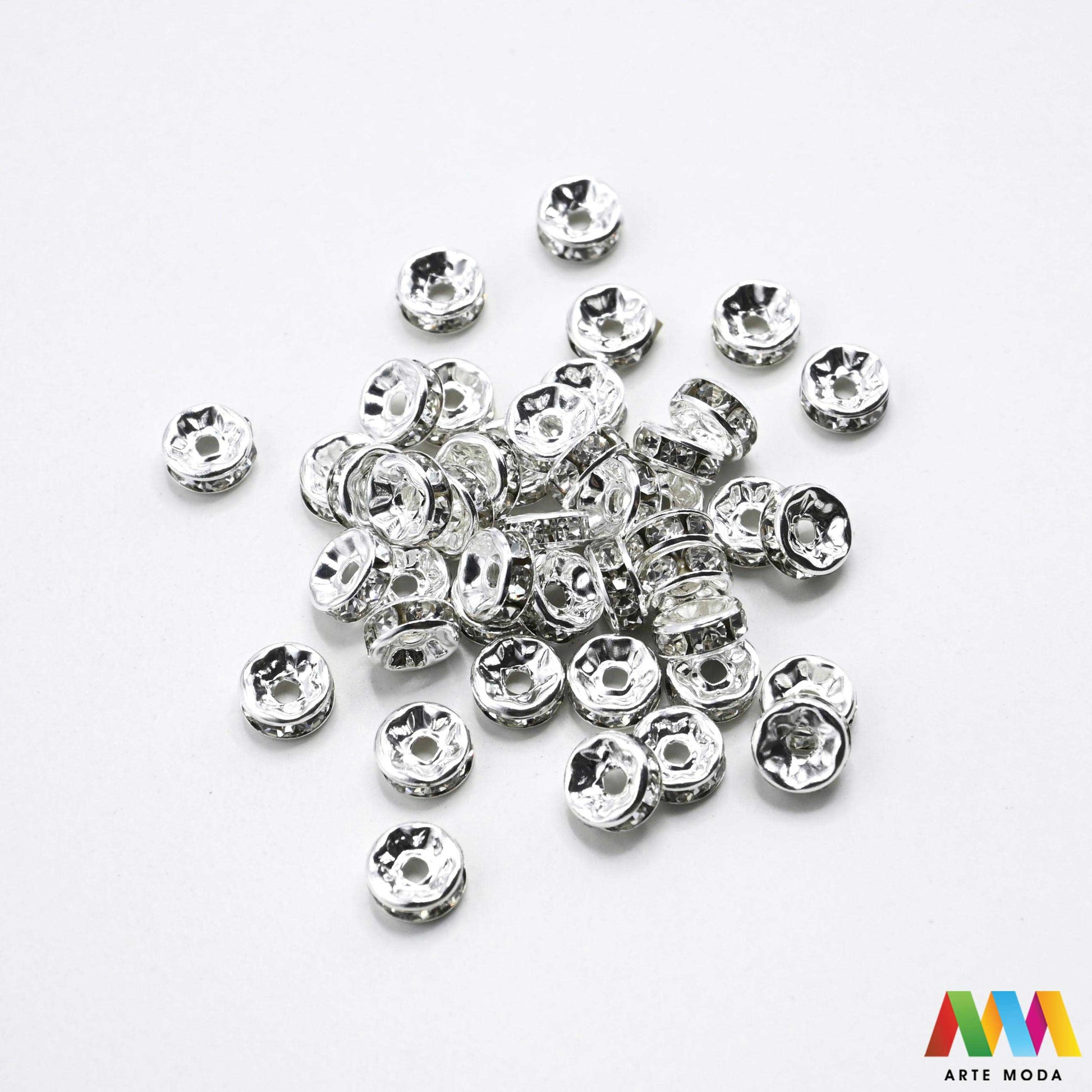 razdjelnik umetak spacer metalne izrada nakita DIY nakit distanceri metalni pribor separatori srebrne zlatne šajbice metalni za perle razmaknice komponente metal Mali ali ključni za profesionalan nakit Metalni umetci razdjelnici spacer perle služe za stvaranje razmaka i dodavanje sjaja perlama Sprječavaju trenje i ističu poludrago kamenje Neophodan element za izradu narukvica i ogrlica koje izgledaju bogatije i elegantnije arte moda repromaterijal