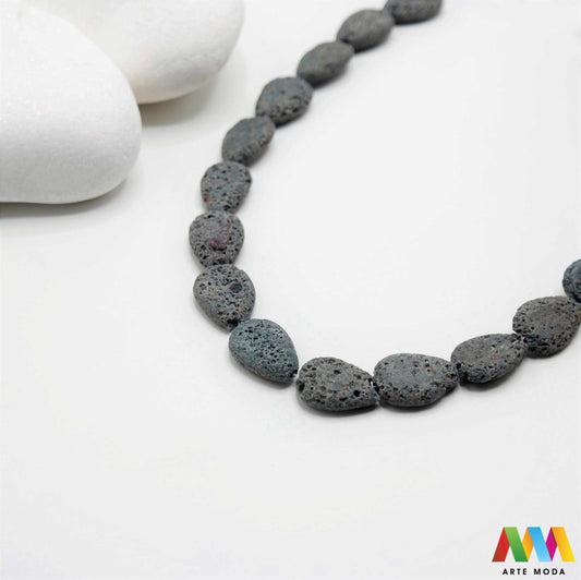 lava kamen vulkanska perle poludragi prirodni mat eterična ulja aromaterapija nakit izrada DIY repromaterijal mineral kristal narukvica ogrlica Tražite jedinstveni materijal za nakit Vulkanska lava je poludragi kamen s moćnom pričom Njegova porozna mat tekstura savršena je za izradu aromaterapijskog nakita jer sjajno upija i difuzira eterična ulja Lagan je simbolizira snagu i uzemljenje te je idealan za unisex i muške narukvice i ogrlice arte moda repromaterijal