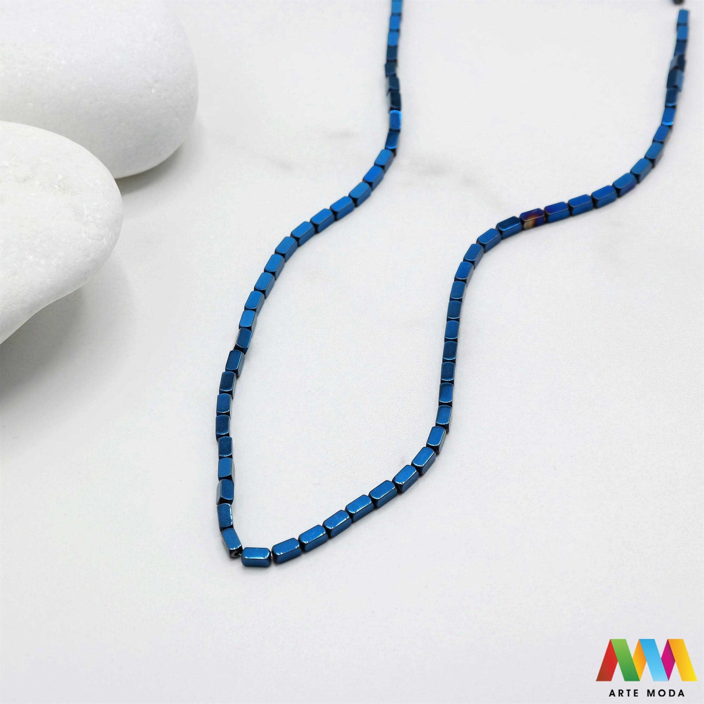 hematit krvavi kamen poludragi mineral metalni sjaj kvarc zrcalo kristal prirodni metalik meditacija zaštita repromaterijal Hematit (ili krvavi kamen) je prirodni mineral smeđe sive ili crne boje karakteriziran prisustvom hladnog metalnog sjaja Vjeruje se da pomaže u jačanju volje samopouzdanja i povezanosti s majkom zemljom Nakit izrađen od njega fascinira svojim tajanstvenim zrcalnim sjajem