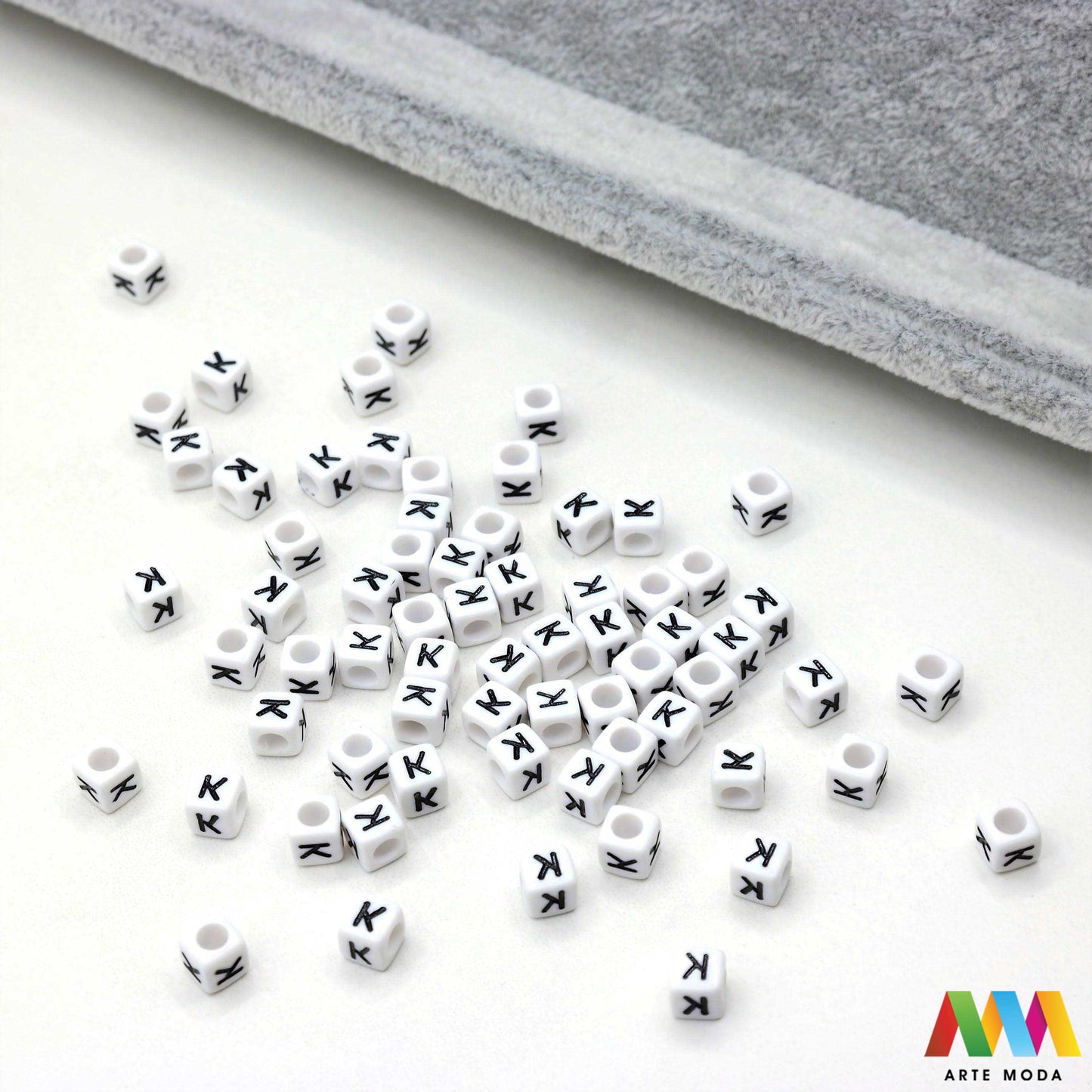 slova brojevi plastične nizanje imenom narukvice prijateljstva dječji nakit personalizirani kockaste perle okrugle abeceda DIY ručni rad izrada mix mješana Stvorite personalizirani nakit s našim plastičnim slovima i brojevima Perle u obliku kocki i krugova idealne su za izradu narukvica s imenom i porukama Lagane su šarene i savršene za dječji nakit i narukvice prijateljstva Lako nizanje za maksimalnu uradi sam zabavu arte moda repromaterijal